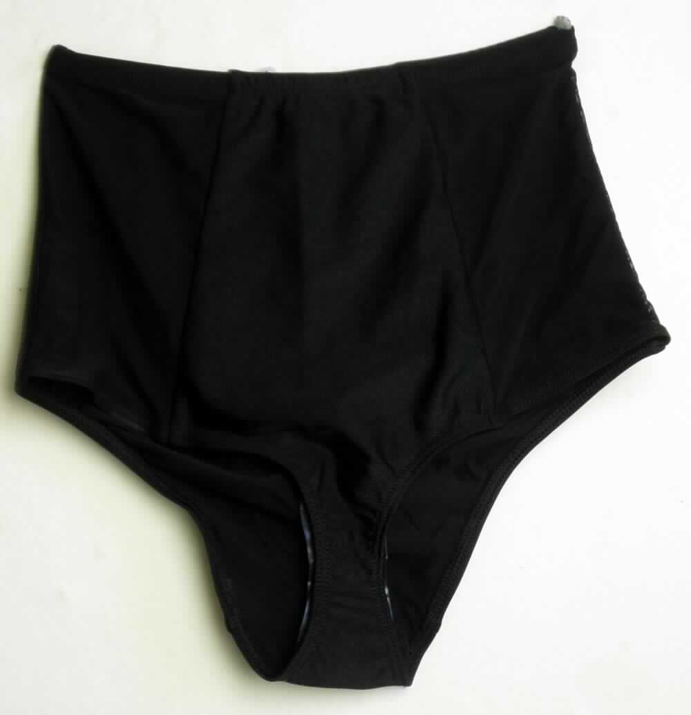 Badehose, sog. Strick Badebekleidung, Art. RNT67, Größe S, Foto siehe Anlage,
- aus ca. 0,6 mm dicken, einfarbigen Gewirken, mit seitlichen Einsätzen aus ca. 0,4 mm dicken, einfarbigen, 
  durchscheinenden Gewirken; alle Flächenerzeugnisse laut Antrag aus 80 % Nylon und 20 % Elasthan 
  (beides synthetische Chemiefasern); keine Kautschukfäden enthaltend, die Elastizität ergibt sich durch die
  Verwendung von Elastomergarnen,
- in der Taille abschließend; ohne Öffnung und ohne Verschluss,
- mit hohen Beinausschnitten; aufgrund des Schnitts als Frauenkleidung erkennbar,
- mit Ausnahme der seitlichen Einsätze durchgehend mit einem Gewirke unterlegt (Hygieneeinlage),
- das Kleidungsstück lässt nach Schnitt, Material und Ausstattung erkennen, dass es dazu bestimmt ist, 
  ausschließlich oder hauptsächlich als Badekleidung getragen zu werden.

"Badehose, aus Gewirken, für Frauen, aus synthetischen Chemiefasern, keine Kautschukfäden enthaltend"