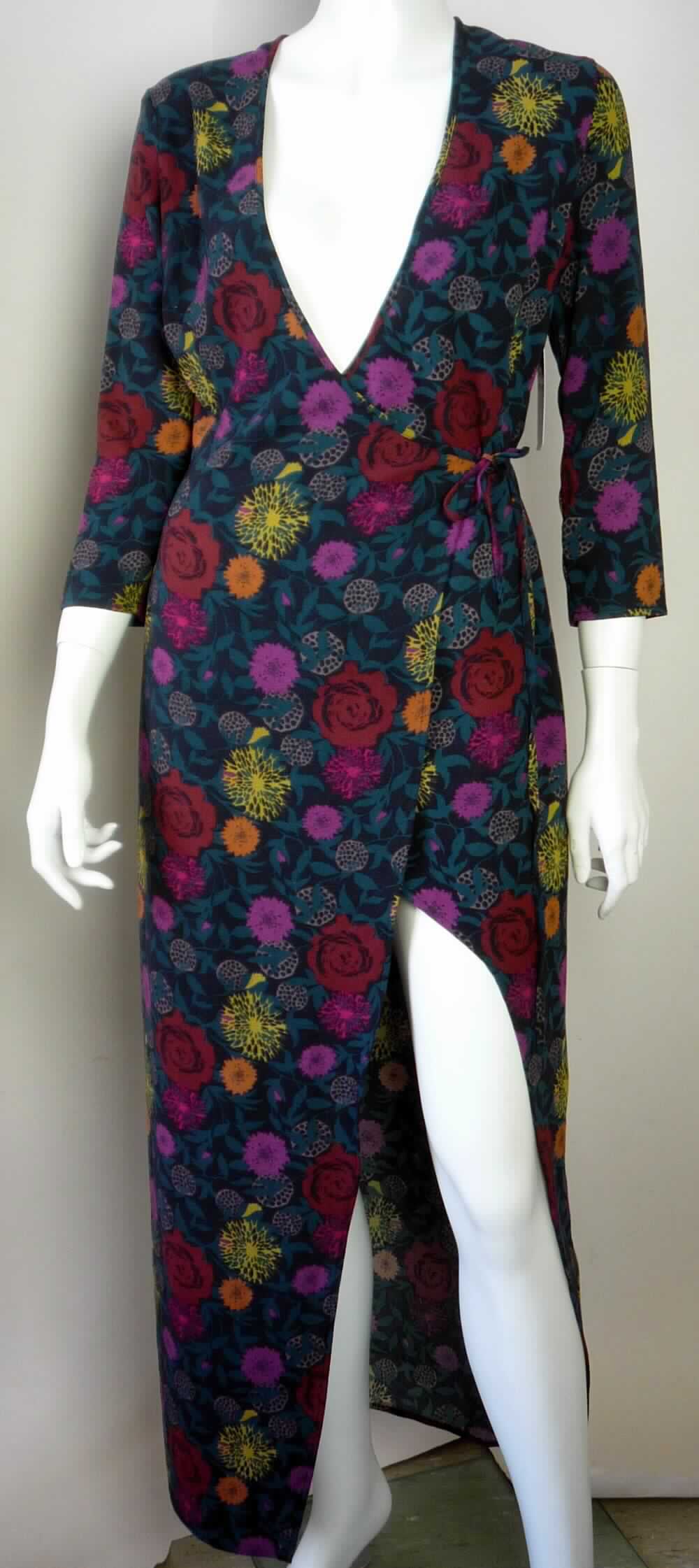 Kleid, Art. RSACRP3150P, Größe S, Foto siehe Anlage,
- aus ca. 0,6 mm dicken, buntbedruckten Geweben aus laut Antrag 95 % Polyester und 5 % Elasthan (beides 
  synthetische Chemiefasern),
- bis zu den Knöcheln reichend (Rückenlänge: ca. 137 cm), 
- mit einem V-förmigen Halsausschnitt,
- mit asymmetrisch angeordneten Vorderteilen, bei denen die Randeinfassungen in lange Bindebänder fortgeführt 
  werden, das linke Bindeband wird durch eine Öffnung in der rechten Seitennaht gezogen und so mit dem 
  rechten Bindeband verknotet, dass die Vorderteile in der Art eines Wickelkleidungsstücks großflächig von rechts
  auf links überlappen,
- mit 3/4 langen Ärmeln,
- am unteren Rand durch Umschlagen und Festnähen gesäumt,
- kann ohne ein weiteres, den Unterkörper bedeckendes Kleidungsstück getragen werden.

"Kleid, aus Geweben, für Frauen, aus synthetischen Chemiefasern"