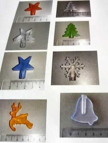 PVC-Aufsätze für LED Ketten, Art. 7953682, siehe Anlage,
- mehrere Kunststoffaufsätze, in unterschiedlichen Formen (Stern, Tannenbaum, Eiskristall, 
  Rentier oder Glocke)
- zwischen 3 cm und 4 cm lang, ca. 4 cm hoch und ca. 1 cm breit,
- mit spezieller, länglicher Vertiefung oder speziellem, röhrenförmigem Aufsatz auf der 
  Unterseite,
- zum passgenauen Aufstecken auf die LED einer Lichterkette,
- verpackt in einer zylinderförmigen Kunststoffklarsichtbox.

Die Ware ist als "erkennbares Teil eines elektrischen Beleuchtungskörpers, anderweit weder genannt noch inbegriffen, aus Kunststoff, nicht für zivile Luftfahrzeuge" einzureihen.