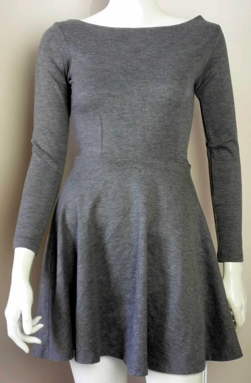 Kleid, sog. Strickkleid für Frauen, Art. RSAPO314, Größe M, Foto siehe Anlage,
- aus ca. 0,8 mm dicken, buntgewirkten Gewirken (melierte Garne) aus laut Antrag 98 % Viskose (künstliche 
  Chemiefasern) und 2 % Elasthan (synthetische Chemiefasern), 
- über den Schritt reichend (Rückenlänge: ca. 79 cm),
- mit einem runden Halsausschnitt,
- ohne Öffnung und ohne Verschluss,
- mit langen Ärmeln,
- am unteren Rand durch Umschlagen und Festnähen gesäumt,
- kann aufgrund der Länge ohne ein weiteres, den Unterkörper bedeckendes Kleidungsstück getragen werden.

"Kleid, aus Gewirken, für Frauen, aus künstlichen Chemiefasern"