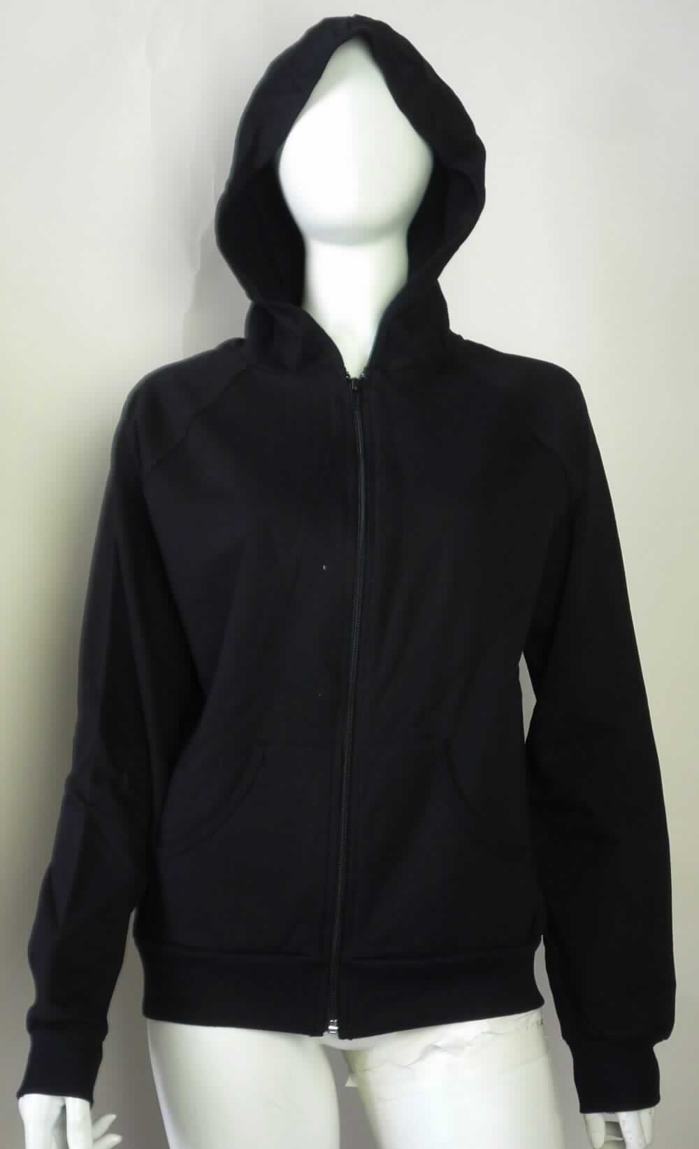 Blouson, sog. Strick Fleece Hoody, Art. 5399, Größe XL, Foto siehe Anlage,
- aus ca. 1 mm dicken, einfarbigen, einseitig (Innenseite) gerauten Gewirken aus laut Antrag 100 % Baumwolle,
- über die Taille reichend (Rückenlänge: ca. 61 cm),
- mit einer Kapuze, 
- vorn mit einer durchgehenden Öffnung mit Reißverschluss,
- ohne Hinweise auf den Trägerkreis (unisex),
- mit langen Ärmeln, die über den unteren Rand des Kleidungsstücks hinausreichen; an den Ärmelenden
  mit angesetzten, verengenden Bündchen,
- mit zwei aufgesetzten Taschen (sog. Kängurutaschen) unterhalb der Taille,
- am unteren Rand mit einem angesetzten, leicht verengenden Bund,
- erfüllt die Merkmale zur Einreihung als Blouson, somit keine Ware der Position 6110.

"Blouson, aus Gewirken, für Frauen, aus Baumwolle"
