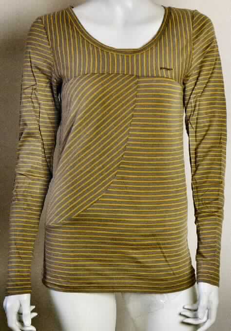 Bluse, sog. Pullover, Longsleeve Skyline, Art. RW20520204, Größe S, Foto siehe Anlage,
- aus etwa 0,5 mm dicken, buntgewirkten Gewirken aus laut Antrag 100 % Baumwolle; mit durchschnittlich
  mehr als 10 Maschen in jeder Richtung je linearen Zentimeter,
- über die Taille reichend (Rückenlänge: etwa 64 cm),
- mit einem leicht halsfernen, runden Ausschnitt, 
- hinten mit einer kurzen, vom Halsausschnitt ausgehenden Öffnung mit Knopfverschluss (damit kein 
  Kleidungsstück der Position 6109),
- ohne Merkmale, die auf den Trägerkreis schließen lassen (unisex),
- mit langen Ärmeln, 
- am unteren Rand durch Umschlagen und Festnähen gesäumt.

"Bluse, aus Gewirken, für Frauen, aus Baumwolle"