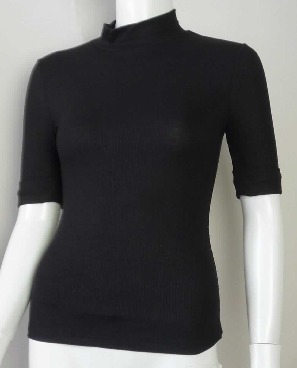 Unterziehpulli, sog. Strick Top, Art. RSATW3144, Größe M, Foto siehe Anlage,
- aus ca. 0,6 mm dicken (leichten), einfarbigen Gewirken aus laut Antrag 94 % Viskose und 6 % Elasthan (beides 
  Chemiefasern); mit mehr als zwölf Maschen je linearen Zentimeter in jeder Richtung (feinmaschig),
- über die Taille reichend (Rückenlänge: ca. 56 cm),
- mit einem enganliegenden, hohen Kragen, 
- ohne Öffnung und ohne Verschluss, 
- mit kurzen, enganliegenden Ärmeln,
- enganliegend gearbeitet (Brustumfang: ca. 72 cm),
- am unteren Rand durch Umschlagen und Festnähen gesäumt,
- erfüllt die Merkmale zur Einreihung als Unterziehpulli, somit keine Ware der Unterposition 6110 3099.

"Pullover (Unterziehpulli), aus Gewirken, aus Chemiefasern"