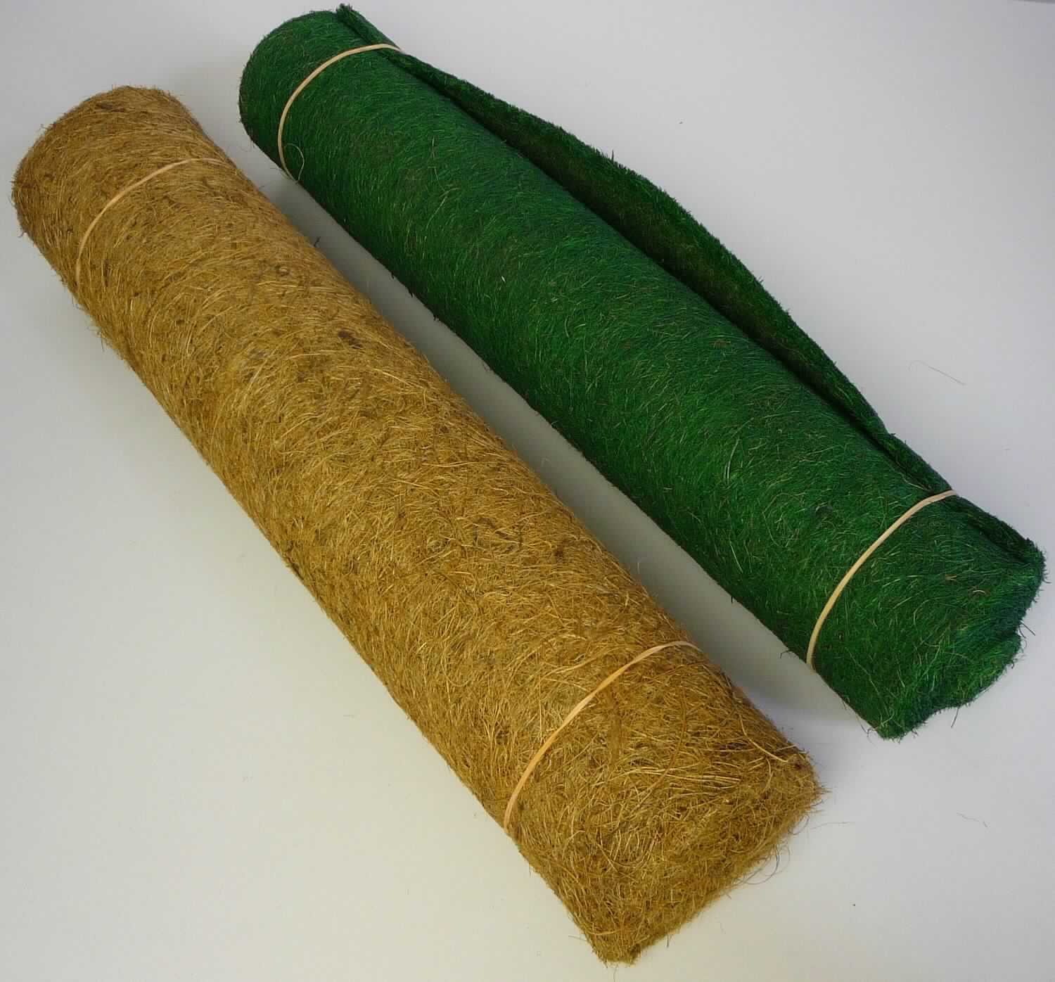 Kokosfasermatte, Foto siehe Anlage,
- rechteckig, mit den Abmessungen von lt. Antrag 150 cm x 50 cm,
- lt. Untersuchungsergebnis:
-- aus Nadelfilz aus Kokosfasern,
-- einseitig mit lt. Antrag Kautschuk bestrichen bzw. besprüht,
- mit einem Spinnstoffanteil von mehr als 50 GHT,
- dient dem Schutz von Pflanzen vor Witterungseinflüssen im Winter.

"Filz (Nadelfilz), bestrichen"