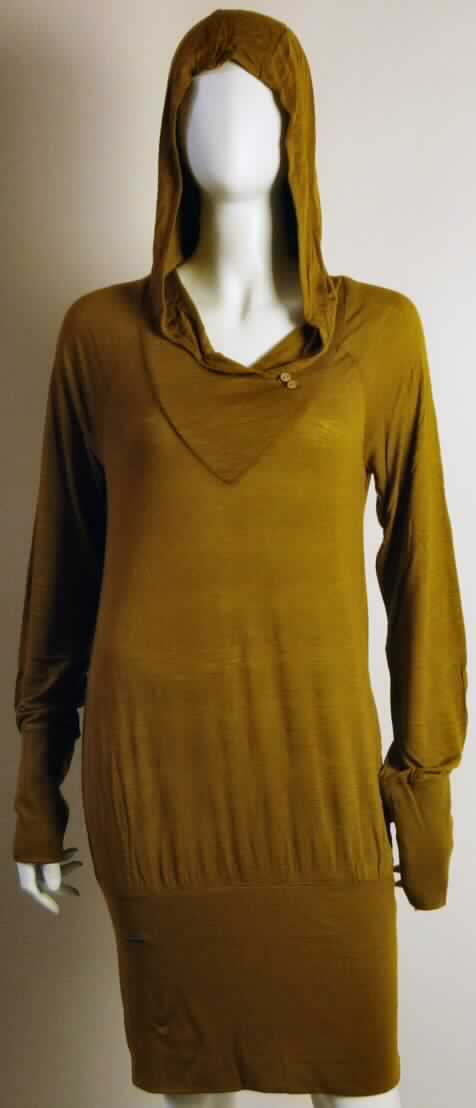 Kleid, sog. Dress Iconic, Art. RW20521102, Größe S, Foto siehe Anlage,
- aus etwa 0,5 mm dicken, einfarbigen Gewirken aus laut Antrag 100 % Viskose (künstliche Chemiefasern), 
- über den Schritt reichend (Rückenlänge: etwa 90 cm); kann aufgrund der Länge ohne ein weiteres, den 
  Unterkörper bedeckendes Kleidungsstück (Rock oder Hose) getragen werden,
- mit doppellagig gearbeiteter Kapuze,
- mit einem leicht halsfernen, V-förmigen Ausschnitt, mit einer breiten, von rechts auf links überlappenden 
  Randeinfassung, mit zwei Knöpfen zu schließen,
- mit langen Ärmeln, mit angesetzten, etwa 14 cm langen Ärmelbündchen,
- mit einem angesetzten, etwa 23 cm breiten, verengenden Bund.

"Kleid, aus Gewirken, für Frauen, aus künstlichen Chemiefasern"