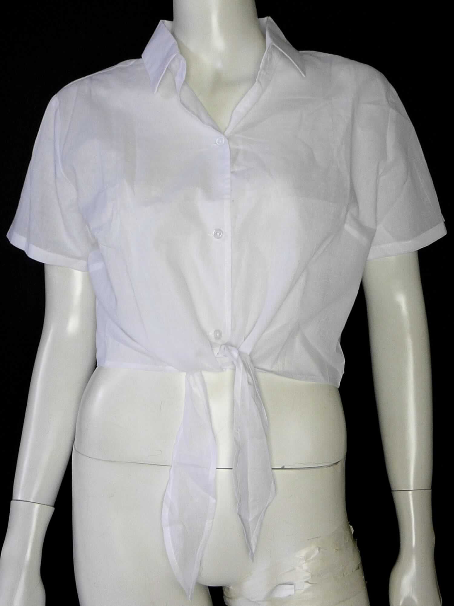Hemdbluse, sog. Croptop, Art.-Nr. RSA0367, Größe M/L, Foto siehe Anlage,
- aus ca. 0,2 mm dicken, durchscheinenden, einfarbigen Geweben aus laut Antrag 100 % Baumwolle,
- über die Taille reichend (Rückenlänge: ca. 45 cm), 
- mit einem Umlegekragen,
- vorn mit einer durchgehenden Öffnung mit Knopfverschluss von rechts über links (Frauenkleidung),
- mit kurzen Ärmeln, 
- mit verlängerten, spitz zulaufenden Vorderteilen, die miteinander verknotet werden können, aber keine 
  Verengung am unteren Rand darstellen,
- am unteren Rand durch Umschlagen und Festnähen gesäumt,
- erfüllt die Merkmale zur Einreihung als Hemdbluse, somit keine Ware der Position 6211.

"Hemdbluse, für Frauen, aus Geweben, aus Baumwolle, nicht nach dem Batik-Verfahren handbedruckt"