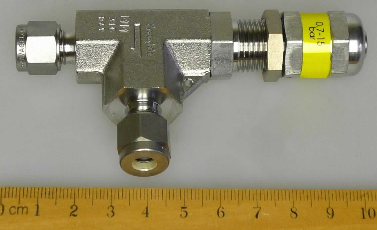 Bei der Ware handelt es sich um ein "Überdruck- und Sicherheitsventil" (SS-RL3S6MM) aus Stahl mit Verschraubungs- oder Gewindeanschlüssen.
Bei den Anschlüssen liegt eine Klemmringverschraubung metrisch und zöllig vor. Das Überdruckventil ist ca. 10,5 cm lang, 5,0 cm breit und etwa 2,0 cm tief. 

Die Ware wird als "Armatur für Rohr- oder Schlauchleitungen, Überdruckventil aus Eisen oder Stahl, nicht für bestimmte Luftfahrzeuge" eingereiht.