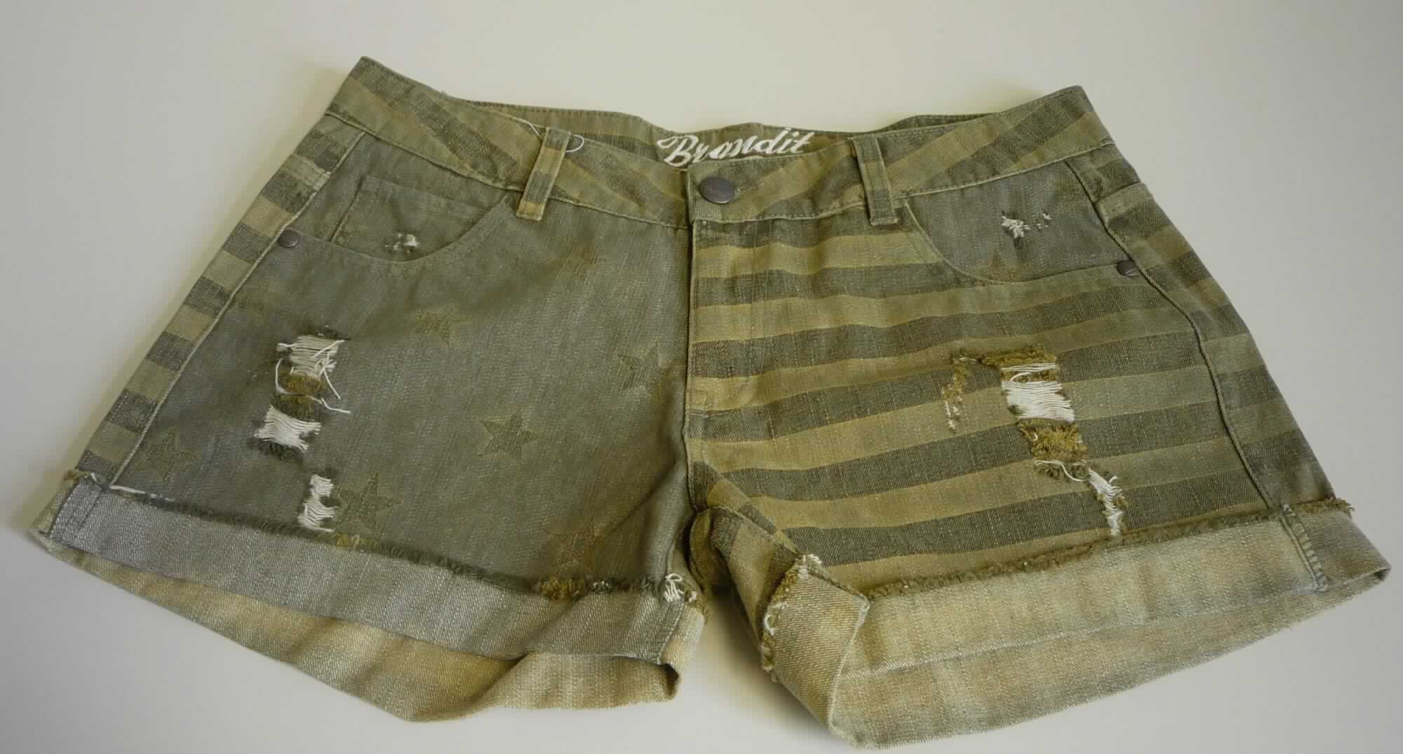 Kurze Hose, sog. Denim Hot Pants stars and stripes, Größe 29, Foto siehe Anlage,
- aus ca. 0,6 mm dicken, buntgewebten sowie mit Streifen und Sternen bedruckten Geweben aus laut Antrag 
  100 % Baumwolle,
- in der Taille abschließend, mit einem ca. 4 cm breiten, angesetzten Taillenbund mit Gürtelschlaufen,
- vorn mit einer Öffnung mit Reißverschluss und Patte von links über rechts (Männerkleidung), die im Bund mit 
  einem Knopf geschlossen wird,
- vorn mit drei eingesetzten, offenen Taschen und hinten mit zwei aufgesetzten Gesäßtaschen, 
- mit kurzen Hosenbeinen, die nicht die Knie bedecken (Seitenlänge: ca. 29 cm),
- an den Beinabschlüssen gesäumt sowie ca. 3 cm nach oben umgeschlagen und seitlich fixiert.

"Kurze Hose, aus Geweben, für Männer, aus Baumwolle"