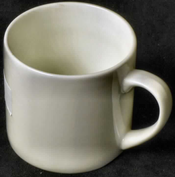 Geschirr aus Porzellan, sog. Becher aus Porzellan, Foto siehe Anlage,
- weiße, glasierte, becherartige Tasse mit Henkel,
- mit einer Höhe von ca. 6,7 cm und einem Durchmesser von ca. 7 cm,
- keramisches Erzeugnis, nach der Formgebung gebrannt, tonmineralhaltiges 
  Material enthaltend,
- aus Porzellan (nach den überprüften Antragsangaben).

"Geschirr, aus Porzellan"