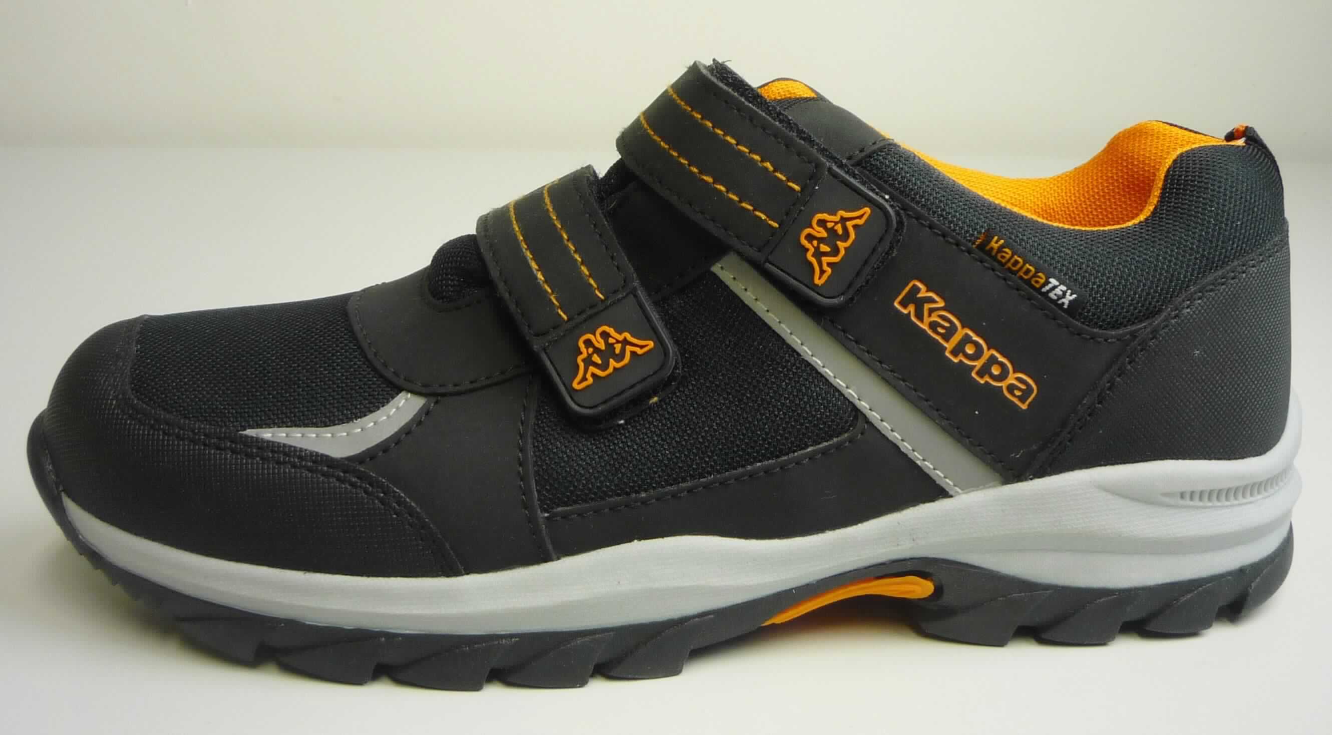 Halbschuhe (lt. Antrag: "Freizeitschuh, "Scoop TEX", Art.-Nr.: 260564", Foto siehe Anlage)
- mit Laufsohlen aus (lt. Antrag) Kunststoff,
- mit Oberteil (geschlossenes Blatt) aus Kunststoff (Spinnstoff mit einer mit bloßem Auge wahrnehmbaren  
  Außenschicht aus Kunststoff; den größten Teil der Außenfläche bildend) und Spinnstoff,
- auf das Oberteil sind Stücke aus Kunststoff als Verstärkungsteile aufgesetzt,
- mit Klettverschluss,
- nicht mit Dornen, Krampen, Klammern, Stollen oder ähnlichen Vorrichtungen versehen oder für deren
  Anbringung hergerichtet (keine Sportschuhe),
- ohne Metallschutz in der Vorderkappe, 
- nicht den Knöchel bedeckend, 
- mit einer Länge der Innensohle von mehr als 24 cm,
- für Männer (u. a. weiter Schnitt)

"Schuhe mit Laufsohlen und Oberteil aus Kunststoff, andere als in der Position 6401 
 und in den UPos. 6402 1210 bis 6402 9991 genannt, für Männer"