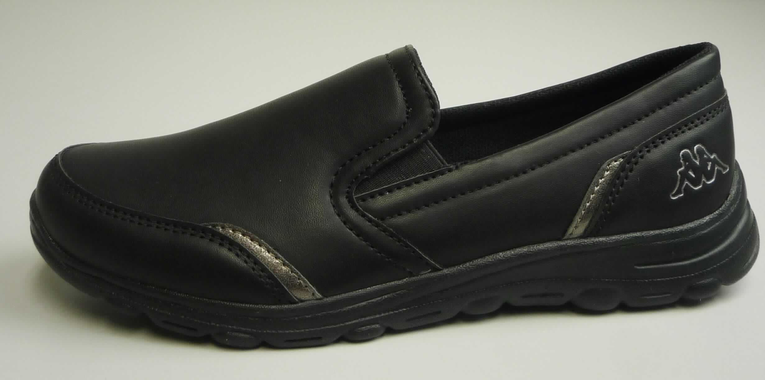 Freizeitschuhe (lt. Antrag: "Freizeitschuh, "Easy", Art.-Nr.: 242385", Foto siehe Anlage)
- mit Laufsohlen aus (lt. Antrag) Kunststoff,
- mit Oberteil (geschlossenes Blatt) aus Kunststoff (Spinnstoff mit einer mit bloßem Auge wahrnehmbaren 
  Außenschicht aus Kunststoff; den größten Teil der Außenfläche bildend) und Spinnstoff,
- nicht den Knöchel bedeckend,
- ohne Metallschutz in der Vorderkappe,
- mit einer Länge der Innensohle von mehr als 24 cm,
- nicht als Männer- oder Frauenschuhe erkennbar

"Schuhe mit Laufsohlen und Oberteil aus Kunststoff, andere als in der Pos. 6401 und in den 
 UPos. 6402 1210 bis 6402 9991 genannt, nicht als Männer- oder Frauenschuhe erkennbar"