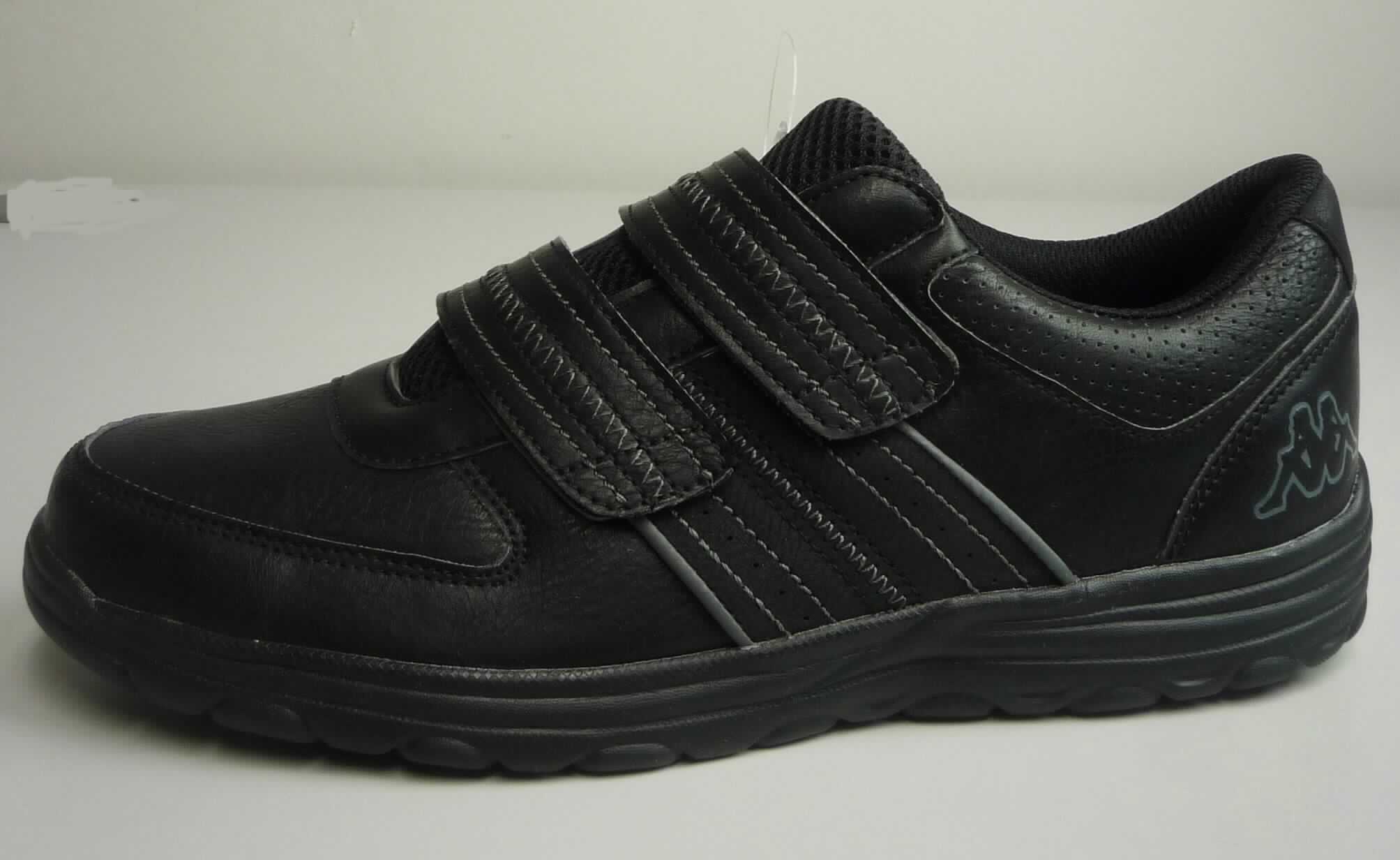 Halbschuhe (lt. Antrag: "Freizeitschuh, "Marlo", Art.-Nr.: 242447", Foto siehe Anlage)
- mit Laufsohlen aus (lt. Antrag) Kunststoff,
- mit Oberteil (geschlossenes Blatt) aus Kunststoff (Spinnstoff mit einer mit bloßem Auge wahrnehmbaren 
  Außenschicht aus Kunststoff),
- mit Klettverschluss, 
- nicht mit Dornen, Krampen, Klammern, Stollen oder ähnlichen Vorrichtungen versehen 
  oder für deren Anbringung hergerichtet (keine Sportschuhe),
- nicht den Knöchel bedeckend,
- ohne Metallschutz in der Vorderkappe,
- mit einer Länge der Innensohle von mehr als 24 cm,
- für Männer (u. a. weiter Schnitt)

"Schuhe mit Laufsohlen und Oberteil aus Kunststoff, andere als in der Position 6401 
 und in den UPos. 6402 1210 bis 6402 9991 genannt, für Männer"