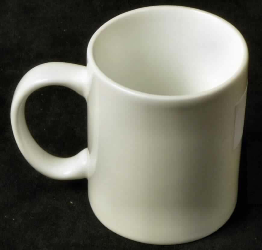 Geschirr aus Porzellan, sog. Porzellanbecher, Foto siehe Anlage,
- weiße, glasierte, becherartige Tasse mit Henkel,
- mit einer Höhe von ca. 9,7 cm und einem Durchmesser von ca. 7,9 cm,
- keramisches Erzeugnis, nach der Formgebung gebrannt, tonmineralhaltiges 
  Material enthaltend,
- aus Porzellan (nach den überprüften Antragsangaben).

"Geschirr, aus Porzellan"