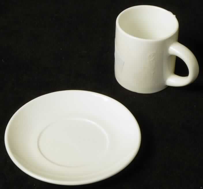 Geschirr aus Porzellan, sog. Espresso-Set, Foto siehe Anlage,
- - bestehend aus einer Espressotasse und einer passenden Untertasse,
- - Tasse:
- - - weiße, glasierte, becherartige Tasse mit Henkel,
- - - mit einer Höhe von ca. 6 cm und einem Durchmesser von ca. 5,4 cm,
- - Untertasse:
- - - weiße, glasierte Untertasse,
- - - mit einem Durchmesser von ca. 11 cm, 
- keramische Erzeugnisse, nach der Formgebung gebrannt, tonmineralhaltiges 
  Material enthaltend,
- aus Porzellan (nach den überprüften Antragsangaben).

"Geschirr, aus Porzellan"