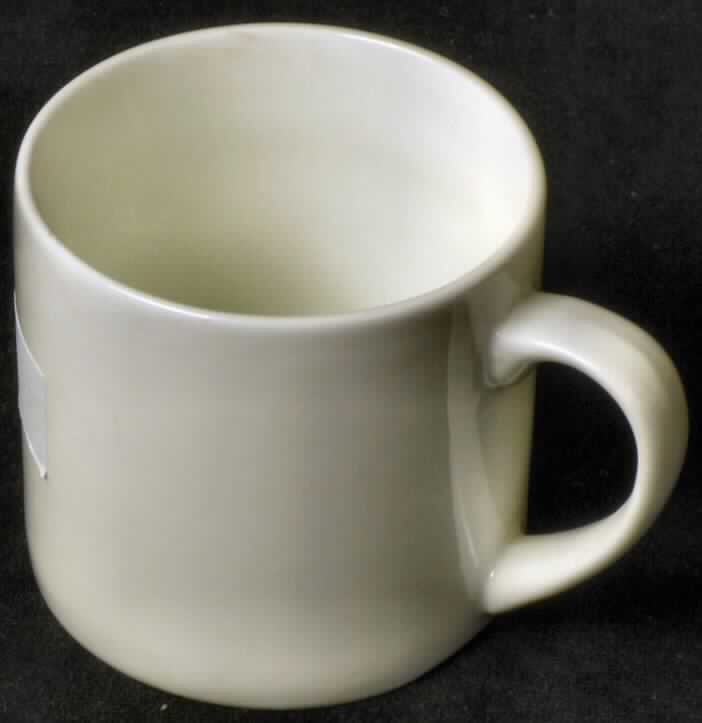 Geschirr aus Porzellan, sog. Tasse, Foto siehe Anlage,
- weiße, glasierte, becherartige Tasse mit Henkel,
- mit einer Höhe von ca. 7,4 cm und einem Durchmesser von ca. 7 cm,
- keramisches Erzeugnis, nach der Formgebung gebrannt, tonmineralhaltiges 
  Material enthaltend,
- aus Porzellan (nach den überprüften Antragsangaben).

"Geschirr, aus Porzellan"