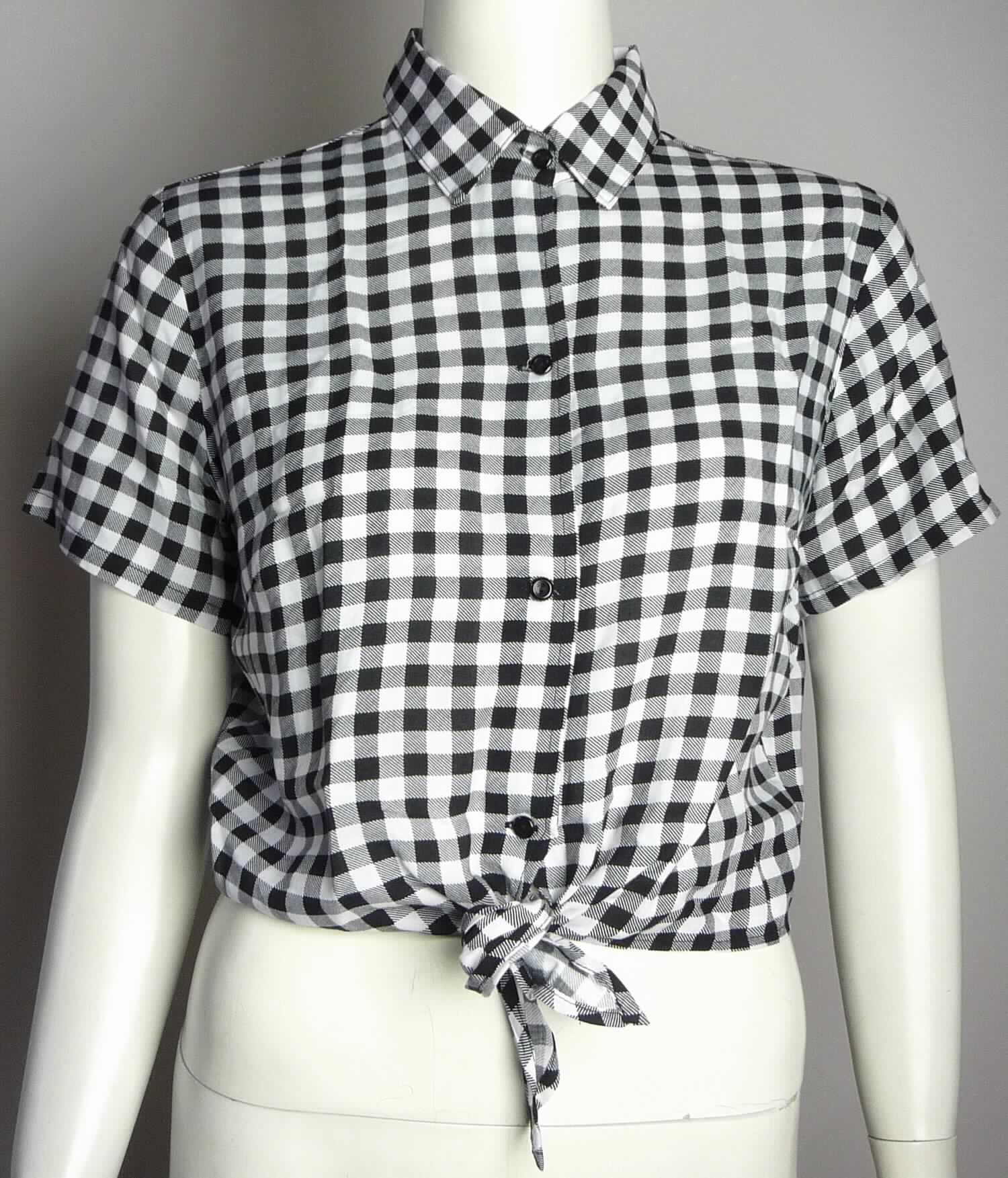 Hemdbluse, sog. gewebtes kurzes Top, Art.-Nr. RSA0367, Größe XS/S, Foto siehe Anlage,
- aus ca. 0,3 mm dicken, bedruckten Geweben aus laut Antrag 100 % Viskose (künstliche Chemiefasern),
- bis über die Taille reichend (Rückenlänge: ca. 44 cm), 
- mit einem Umlegekragen,
- vorn mit einer durchgehenden Öffnung mit Knopfverschluss von rechts über links (Frauenkleidung),
- mit kurzen Ärmeln, 
- mit verlängerten, spitz zulaufenden Vorderteilen, die miteinander verknotet werden können, aber keine 
  Verengung am unteren Rand darstellen,
- am unteren Rand durch Umschlagen und Festnähen gesäumt,
- erfüllt die Merkmale zur Einreihung als Hemdbluse, somit keine Ware der Position 6211.

"Hemdbluse, für Frauen, aus Geweben, aus Chemiefasern"
