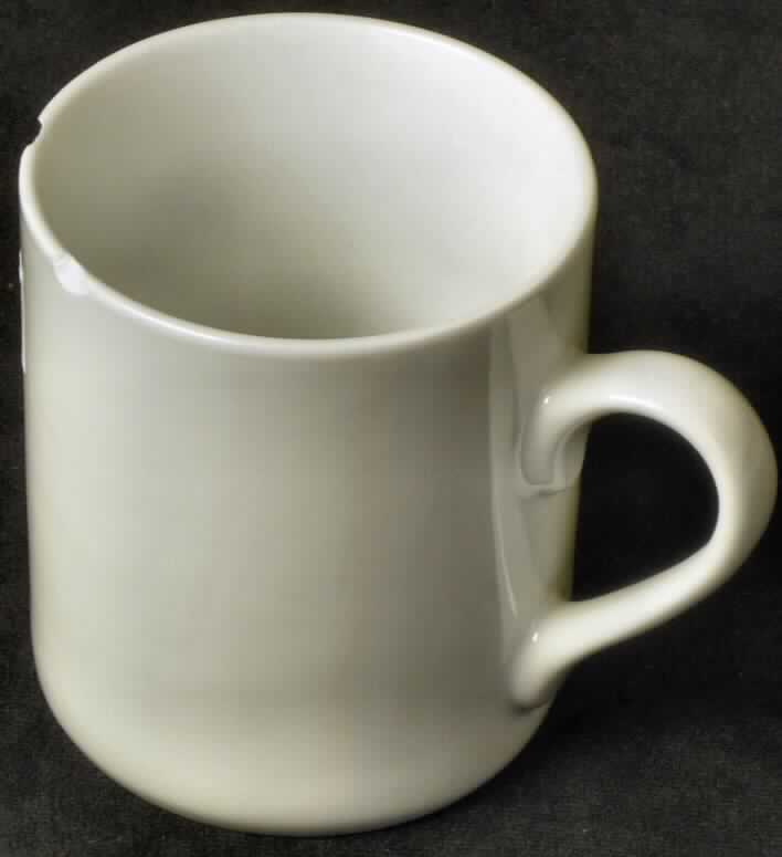Geschirr aus Porzellan, sog. Porzellanbecher, Foto siehe Anlage,
- weiße, glasierte, becherartige Tasse mit Henkel,
- mit einer Höhe von ca. 9 cm und einem Durchmesser von ca. 7,8 cm,
- keramisches Erzeugnis, nach der Formgebung gebrannt, tonmineralhaltiges 
  Material enthaltend,
- aus Porzellan (nach den überprüften Antragsangaben).

"Geschirr, aus Porzellan"