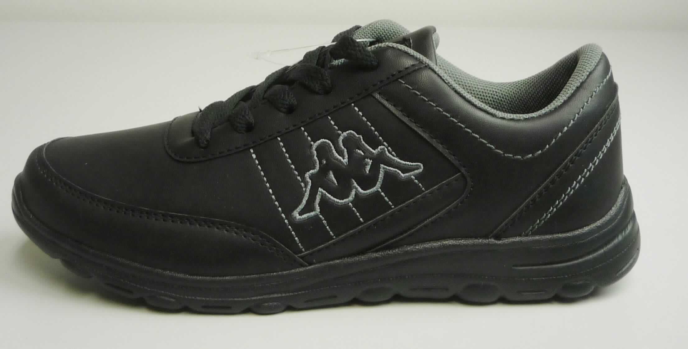 Halbschuhe (lt. Antrag: "Freizeitschuh, "Stroll W", Art.-Nr.: 242381W", Foto siehe Anlage)
- mit Laufsohlen aus (lt. Antrag) Kunststoff,
- mit Oberteil (geschlossenes Blatt) aus Kunststoff (Spinnstoff mit einer mit bloßem Auge wahrnehmbaren  
  Außenschicht aus Kunststoff),
- auf das Oberteil ist ein Zuschnitt aus Kunststoff als Verstärkungsteil aufgesetzt,
- mit Schnürsenkelverschluss,
- nicht mit Dornen, Krampen, Klammern, Stollen oder ähnlichen Vorrichtungen versehen oder für deren
  Anbringung hergerichtet (keine Sportschuhe),
- ohne Metallschutz in der Vorderkappe, 
- nicht den Knöchel bedeckend, 
- mit einer Länge der Innensohle von mehr als 24 cm,
- nicht als Männer- oder Frauenschuhe erkennbar

"Schuhe mit Laufsohlen und Oberteil aus Kunststoff, andere als in der Pos. 6401 und in den 
 UPos. 6402 1210 bis 6402 9991 genannt, nicht als Männer- oder Frauenschuhe erkennbar"