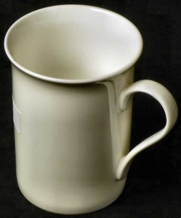Geschirr aus Porzellan, sog. Bone China Tasse, Foto siehe Anlage,
- glasierte, becherartige Tasse mit Henkel,
- am oberen Rand breiter werdend,
- mit einer Höhe von ca. 10,5 cm und einem Durchmesser von ca. 8 cm,
- keramisches Erzeugnis, nach der Formgebung gebrannt, tonmineralhaltiges 
  Material enthaltend,
- aus Porzellan (nach den überprüften Antragsangaben).

"Geschirr, aus Porzellan"
