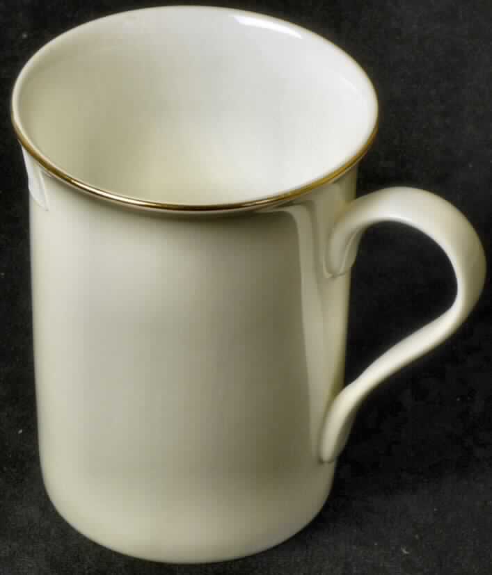 Geschirr aus Porzellan, sog. Becher mit Goldrand, Foto siehe Anlage,
- glasierte, becherartige Tasse mit Henkel,
- am oberen Rand breiter werdend,
- mit einem goldfarbenen Rand,
- mit einer Höhe von ca. 10,5 cm und einem Durchmesser von ca. 8 cm,
- keramisches Erzeugnis, nach der Formgebung gebrannt, tonmineralhaltiges 
  Material enthaltend,
- aus Porzellan (nach den überprüften Antragsangaben).

"Geschirr, aus Porzellan"