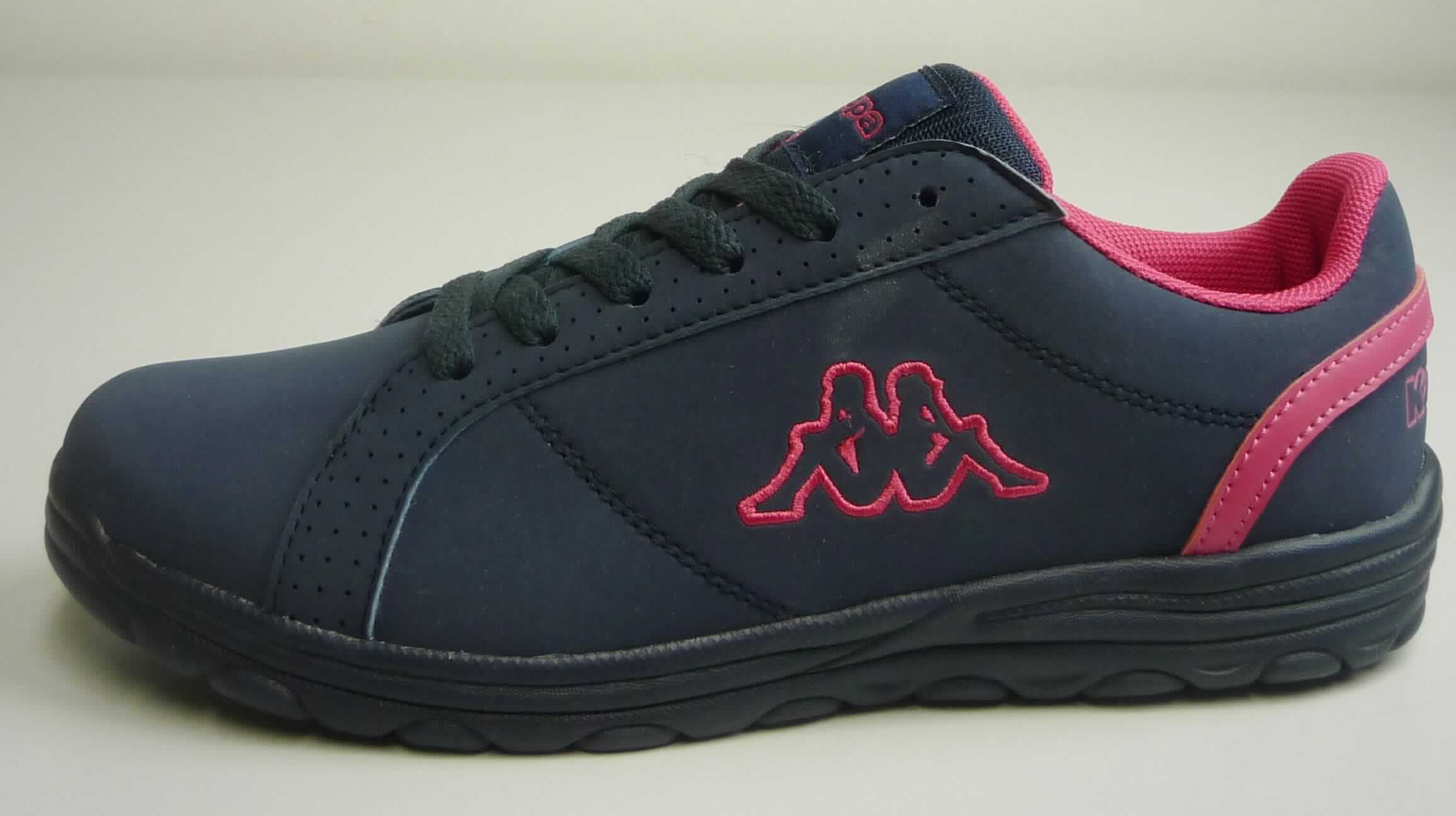 Halbschuhe (lt. Antrag: "Freizeitschuh, "Tasu II", Art.-Nr.: 242400", Foto siehe Anlage)
- mit Laufsohlen aus (lt. Antrag) Kunststoff,
- mit Oberteil (geschlossenes Blatt) aus Kunststoff (Spinnstoff mit einer mit bloßem Auge wahrnehmbaren  
  Außenschicht aus Kunststoff),
- auf das Oberteil ist ein Zuschnitt aus Kunststoff als Verstärkungsteil aufgesetzt,
- mit Schnürsenkelverschluss,
- nicht mit Dornen, Krampen, Klammern, Stollen oder ähnlichen Vorrichtungen versehen oder für deren
  Anbringung hergerichtet (keine Sportschuhe),
- ohne Metallschutz in der Vorderkappe, 
- nicht den Knöchel bedeckend, 
- mit einer Länge der Innensohle von mehr als 24 cm,
- nicht als Männer- oder Frauenschuhe erkennbar

"Schuhe mit Laufsohlen und Oberteil aus Kunststoff, andere als in der Pos. 6401 und in den 
 UPos. 6402 1210 bis 6402 9991 genannt, nicht als Männer- oder Frauenschuhe erkennbar"