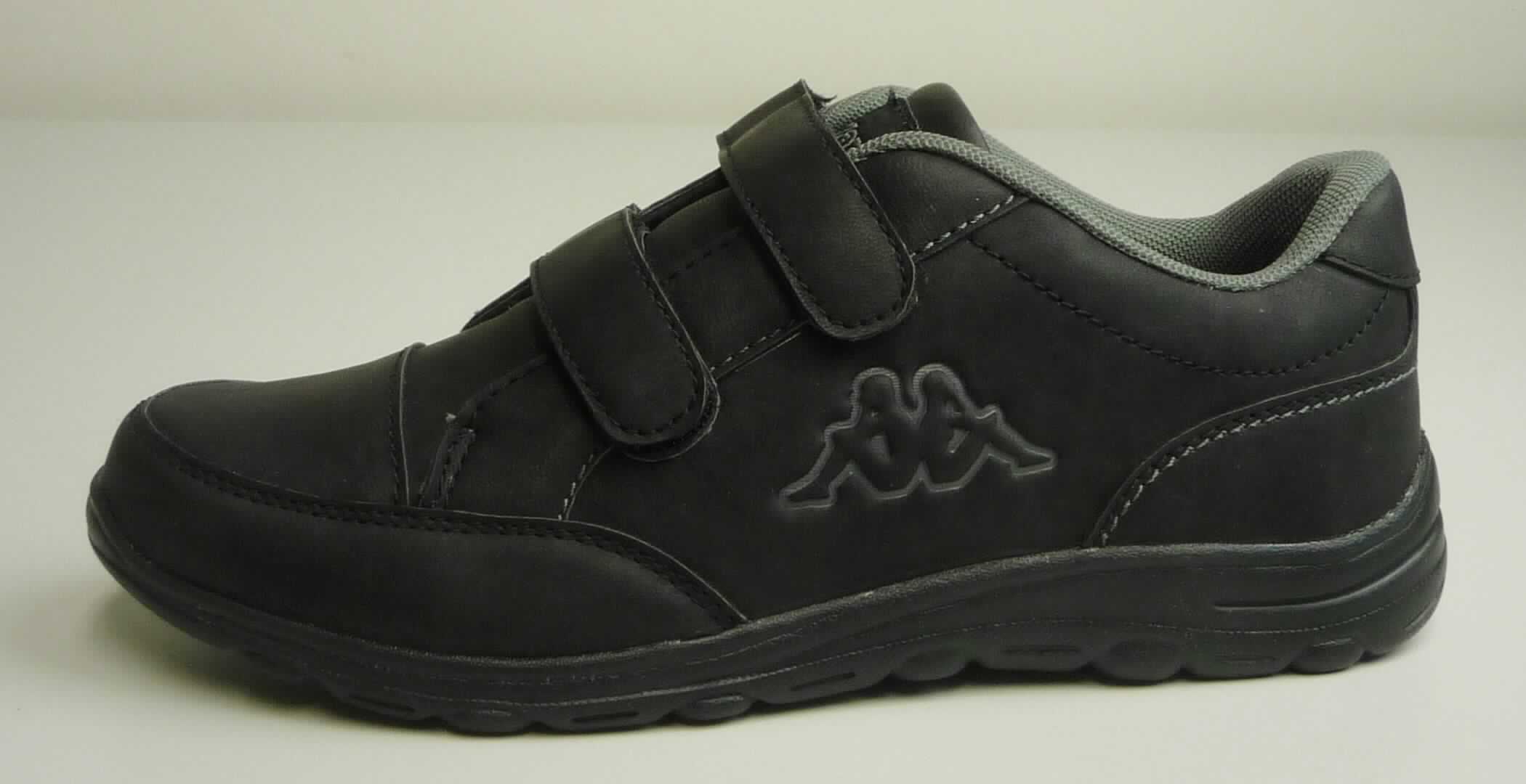 Halbschuhe (lt. Antrag: "Freizeitschuh, "Comfit Velcro", Art.-Nr.: 242384", Foto siehe Anlage)
- mit Laufsohlen aus (lt. Antrag) Kunststoff,
- mit Oberteil (geschlossenes Blatt) aus Kunststoff (Spinnstoff mit einer mit bloßem Auge wahrnehmbaren  
  Außenschicht aus Kunststoff),
- mit Klettverschluss,
- nicht mit Dornen, Krampen, Klammern, Stollen oder ähnlichen Vorrichtungen versehen oder für deren
  Anbringung hergerichtet (keine Sportschuhe),
- ohne Metallschutz in der Vorderkappe, 
- nicht den Knöchel bedeckend, 
- mit einer Länge der Innensohle von mehr als 24 cm,
- nicht als Männer- oder Frauenschuhe erkennbar

"Schuhe mit Laufsohlen und Oberteil aus Kunststoff, andere als in der Pos. 6401 und in den 
 UPos. 6402 1210 bis 6402 9991 genannt, nicht als Männer- oder Frauenschuhe erkennbar"
