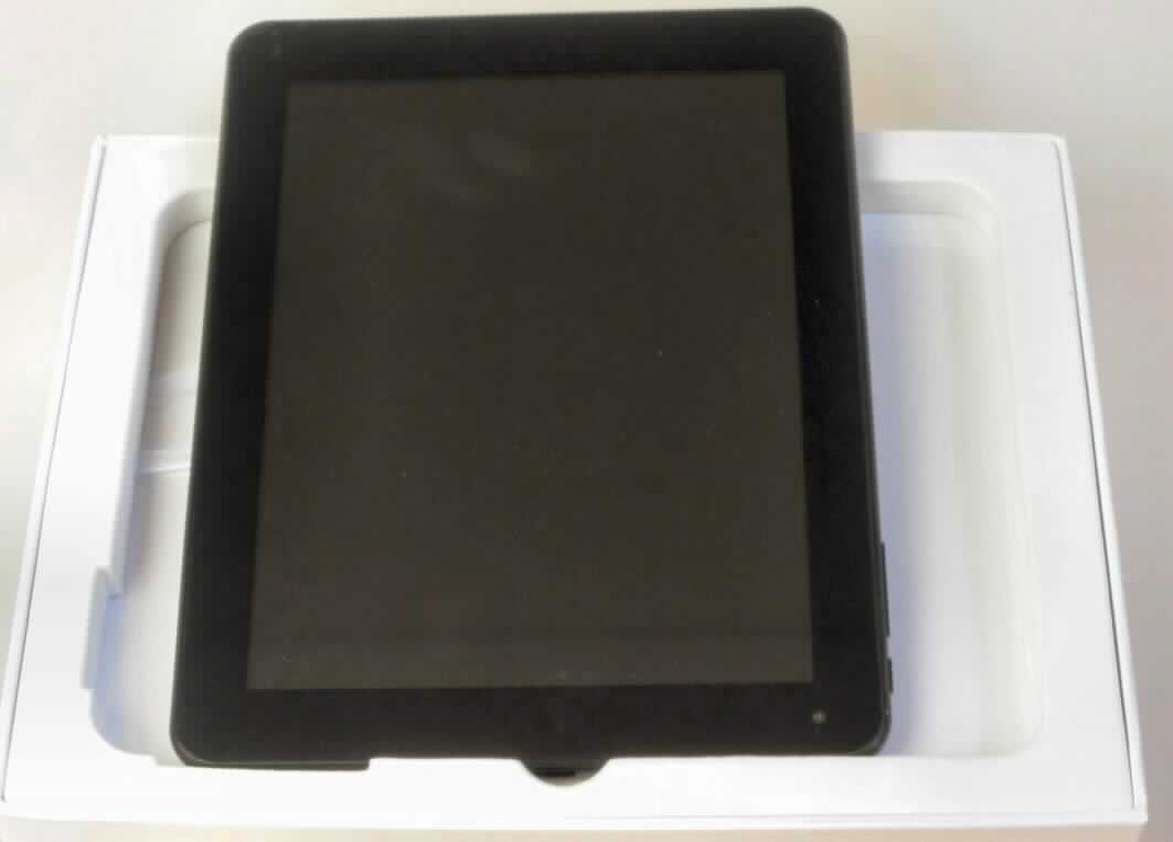 Tragbarer Rechner sog. Tablet-PC, in Form einer Warenzusammenstellung, bestehend aus einem Ladegerät, einem USB-Kabel, einem Kopfhörer, einer Bedienungsanleitung sowie einem tragbaren Rechner (charakterbestimmend im Hinblick auf die Verwendung).
Der ca. 420 g schwere Tablet-PC besteht im Wesentlichen aus einer Zentraleinheit mit 1,5 GHz Dualcore Prozessor, 1 GB Arbeitsspeicher, 8 GB Festspeicher, Grafik- und Audiobausteinen, WLAN-Modul, 8 Zoll Farbdisplay mit Hintergrundbeleuchtung und berührungsempfindlicher Oberfläche (Touchscreen), Lautsprecher und Akkumulator in einem ca. 200 x 155 x 11 mm (B x H x T) großen Gehäuse mit Kopfhörer-, mini HDMI-, micro USB- und Stromversorgungs-Anschluss, Einschubschacht für micro SD Speicherkarten, Front-Kamera (0,3 Megapixel) und seitlich angebrachten Bedientasten.
Das Gerät verfügt über Speicher für Datenverarbeitungsprogramme und Daten, ist frei programmierbar nach Benutzeranforderungen, vermag Rechenoperationen nach Benutzeranweisungen durchzuführen und ist in der Lage, den Programmablauf durch logische Entscheidungen selbst zu ändern.
Die Bestandteile der Warenzusammenstellung sind gemeinsam in einem Karton für den Einzelverkauf aufgemacht.

Die Ware wird als "tragbare automatische Datenverarbeitungsmaschine mit einem Gewicht von weniger als 10 kg, aus einer Zentraleinheit, einer Tastatur und einem Bildschirm bestehend" eingereiht.

Anlage: 1 Abbildung