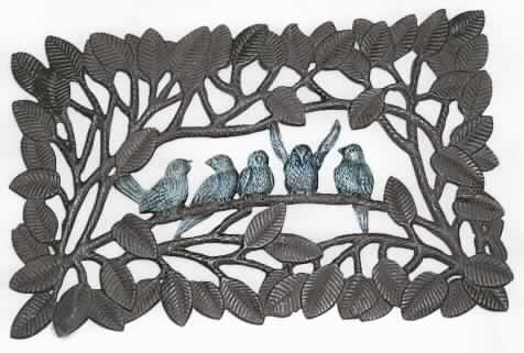 Es handelt sich nach den Angaben der Antragstellerin um nahezu rechteckige, mit mehreren Durchbrüchen versehene Erzeugnisse aus Gusseisen (L x B x H etwa: 59 x 38 x 3 cm), die mit acht angeschraubten Standfüßen aus Gummi versehen sind. Aufgrund ihrer besonderen Form und Verzierungen stellen sie ein Motiv in Form von fünf in einem Blattwerk sitzenden Vögeln dar. Die Zierwirkung tritt jedoch hinter den Gebrauchswert der Waren zurück. Sie dienen zum Abtreten der Schuhe. 

Abbildung siehe Anlage.

Derartige Erzeugnisse gehören als "andere Hauswirtschaftsartikel aus Gusseisen, nicht emalliert" zur Codenummer 7323 9100 00 0 des Elektronischen Zolltarifs.