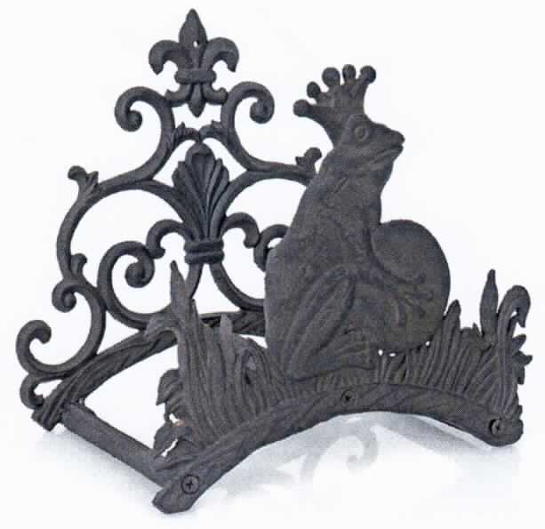 Schlauchhalter

Die Ware besteht aus zwei ornamentartig verzierte Teile (Wandhalterung und Vorderteil), die mit drei Querstreben miteinander verbunden sind. Das Vorderteil enthält eine Froschnachbildung. Die Gesamthöhe beträgt ca. 39 cm. Nach den Angaben handelt es sich bei dem Material um Grauguss, einem nicht verformbaren Gusseisentyp.
Das Erzeugnis wird an der Wand befestigt und dient als Halterung von Gartenschläuchen.

Zolltariflich handelt es sich um eine andere Ware aus nicht verformbarem Gusseisen.