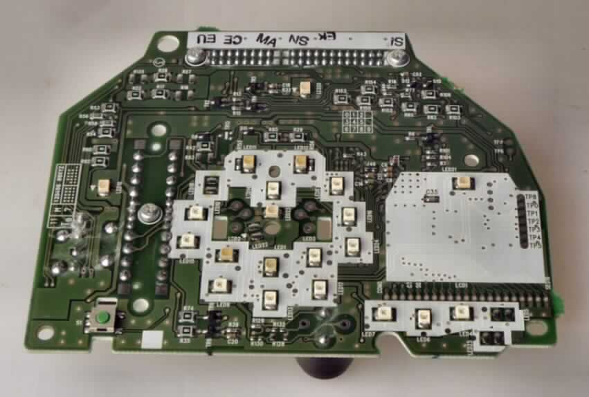 Sog. Steuereinheit, im Wesentlichen aus einer mit aktiven und passiven Bauelementen (u.a. Microcontroller, LED`s,  Relais, Tastenschalter, Widerständen und Kondensatoren) bestückten und mit Anschlussstücken versehenen Leiterplatte (ca. 13 x 10,5 cm) bestehend (äußere Form: siehe Abbildung in der Anlage).

Die Ware ist zum Einbau in den Tachometer eines Kraftfahrzeug bestimmt. Die von externen Sensoren (nicht Gegenstand der Auskunft) gelieferten Signale werden von der Ware verarbeitet und über eine Anzeige (ebenfalls nicht Gegenstand der Auskunft) ausgegeben.

Nicht Position 8542, da es sich nicht nur um eine elektronisch integrierte Schaltung i.S. der Anmerkung 8 b) zu Kapitel 85 handelt.

Die Ware wird als "Teil, erkennbar hauptsächlich für einen Tachometer für Kraftfahrzeuge bestimmt" eingereiht.