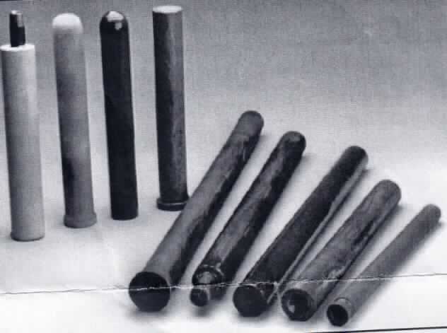 Schutzrohr aus Gusseisen

Bei der Ware handelt es sich um ein so genanntes Thermoelementschutzrohr aus Gusseisen mit Lamellengrafit (EN 1561 GJL). Es handelt sich um ein einseitig rund verschlossenes Rohr mit einem Innengewinde (Länge ca. 1") auf der offenen Seite. Der Außendurchmesser beträgt 42,9 mm und die Wandstärke 12 mm. Die Außenseite ist mit einem Emailleüberzug versehen.
Das Innere des Schutzrohres nimmt einen Thermosensor zur Messung von Flüssigmetall- und Glasschmelzen auf.

Zolltariflich handelt es sich um eine andere Ware aus nicht verformbarem Gusseisen.