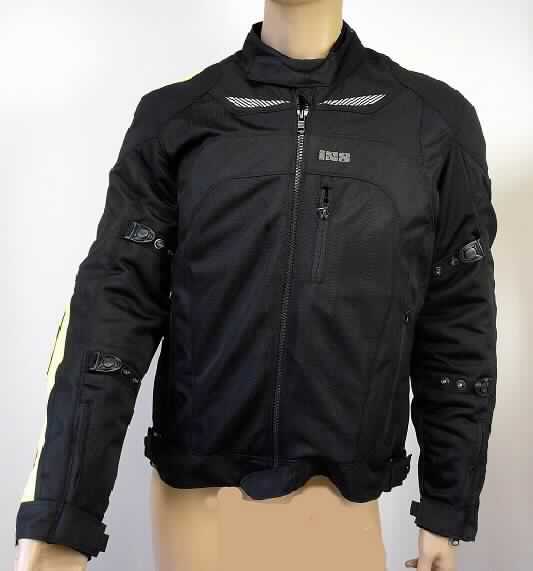 Blouson und anorakähnliches Kleidungsstück, sog. x-Jacke Excelsior MPX-1283 x56100, Größe L, Fotos siehe Anlage,
- die beiden Kleidungsstücke sind innen durch Druckknopflaschen an den Ärmelenden und vorn durch einen 
  Reißverschluss miteinander verbunden, können jedoch auch separat getragen werden,
- Blouson:
-- aus ca. 0,4 mm dicken, mit dem bloßen Auge nicht wahrnehmbar mit Kunststoff überzogenen, einfarbigen 
   Geweben, ca. 0,7 mm dicken, auf der Innenseite mit dem bloßen Auge wahrnehmbar mit Kunststoff 
   überzogenen, einfarbigen Geweben der Position 5903 sowie ca. 0,7 mm dicken, einfarbigen Gewirken; alle
   Flächenerzeugnisse aus laut Antrag 100 % Polyester (synthetische Chemiefasern),
-- gefüttert; zusätzlich mit einem heraustrennbaren, abgesteppt wattierten Futter, das nicht separat getragen werden
    kann,
-- über die Taille reichend (Rückenlänge: ca. 70 cm),
-- mit einem Stehkragen,
-- vorn mit einer durchgehenden Öffnung mit Reißverschluss, am oberen Rand mit einer kurzen Überlappung 
    sowie am Kragen und am Bund mit einem Klettriegel von links über rechts (Männerkleidung),
-- mit langen Ärmeln, die über den unteren Rand des Kleidungsstücks hinausreichen, an den Ärmelenden mit
    Klettriegeln zu verengen,
-- an Schultern, Ellenbogen und Rücken mit eingearbeiteten Protektoren aus Kunststoff,
-- im Bereich der Ober- und Unterarme mit Druckknopfriegeln zu verengen,
-- vorn mit zwei eingesetzten Taschen mit Reißverschluss unterhalb der Taille,
-- am unteren Rand mit Druckknopfriegeln zu verengen,
-- erfüllt die Merkmale zur Einreihung als Blouson, somit keine Jacke,
-- hinsichtlich der Bedeutung in Bezug auf die Verwendung sind die Gewirke, die Gewebe und die Gewebe der 
    Position 5903 gleichbedeutend, die Gewirke verleihen der Ware jedoch insbesondere im Hinblick auf den 
    Umfang ihren wesentlichen Charakter.

"Blouson, aus Gewirken, für Männer, aus Chemiefasern"