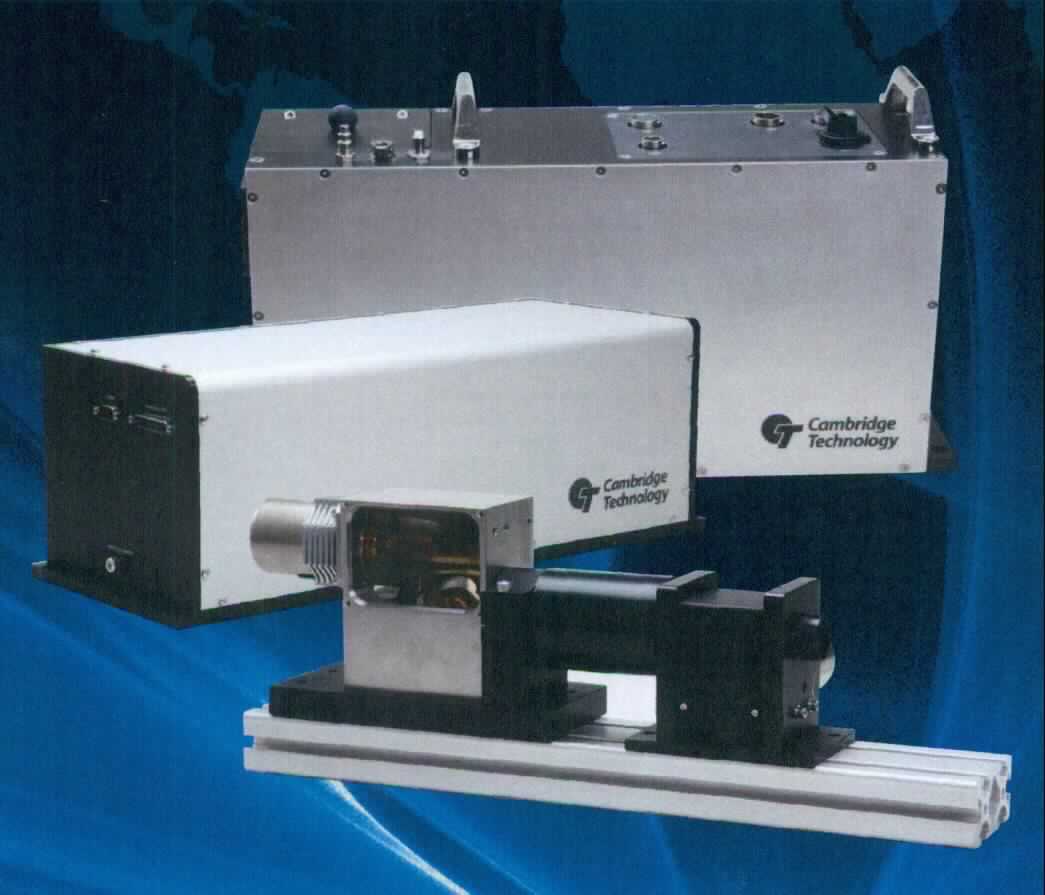 Laserstrahlablenkeinheit, im Wesentlichen bestehend aus einem quaderförmigen Gehäuse mit einem Laserstrahleingang, einer dynamischen Aufweitungslinse, einer Objektivbaugruppe, einer Ablenkeinheit mit zwei motorverstellbaren Spiegeln sowie je nach Ausführung verschiedenen elektrischen Anschlüssen und ggf. Anschlüssen für Luft und Wasser (Kühlung). Das Gerät dient als Zubehör für einen Laser (nicht Gegenstand dieser vZTA-Entscheidung) dem zielgerichteten Ablenken des Laserstrahls in drei Achsen.
Die Ware wird als "Zubehör, erkennbar hauptsächlich bestimmt für einen Laser" eingereiht.

beispielhafte Abbildung: siehe Anlage