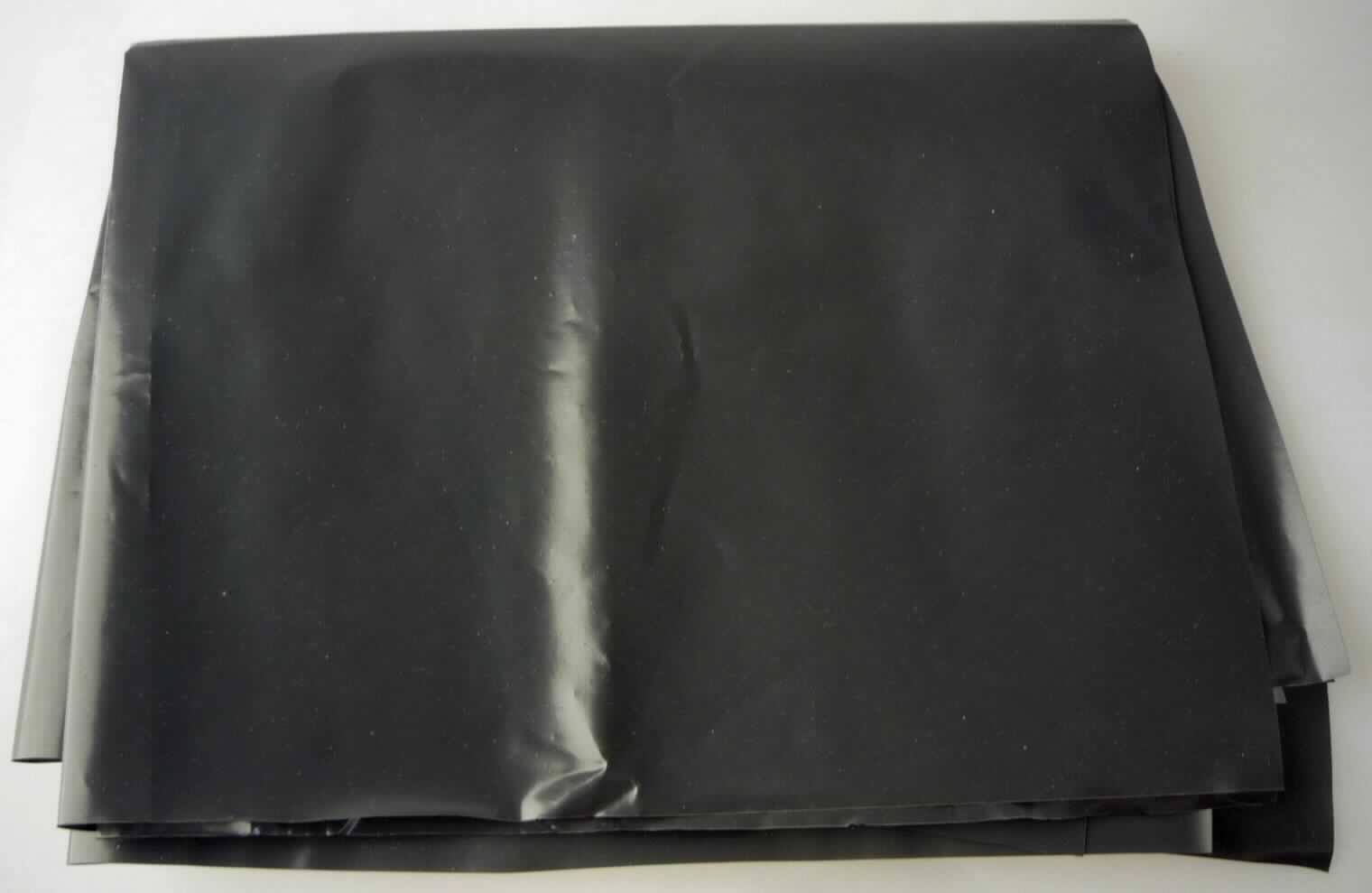 Angaben des Antragstellers:
Folien aus Kunststoff (Polyethylen), in Rollen, nicht selbstklebend, zur Verwendung als Baumaterial

Untersuchungsergebnisse an einem Warenmuster:
Abschnitte einer grau-schwarzen, rechteckigen, nicht zelligen Kunststofffolie aus Polyethylen (Dicke: ca. 0,16 mm).

Befund:
Es liegt eine Kunststofffolie aus Polyethylen im Sinne der Position 3920 vor.