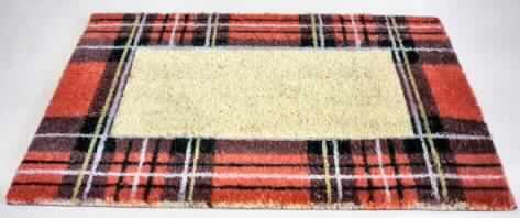 Fußbodenbelag (Fußabtreter), sog. Fußmatte Glasgow, Foto siehe Anlage,
- rechteckig; in den Abmessungen: 60 cm x 40 cm,
- Dicke: ca. 1,5 cm,
- lt. Untersuchungsergebnis:
-- beflockte Fußmatte aus Kokosfasern,
-- ca. 1,3 cm lange Faserbüschel aus Kokosfasern, die unmittelbar senkrecht in einer Lage 
   aus lt. Kautschuk (= Teppichgrund) befestigt sind,
-- nicht gewebt oder getuftet,
- im Mittelteil einfarbig und im Außenbereich mit Karomuster bedruckt,
- nicht handgearbeitet,
- die Spinnstoffe bilden die Schauseite der Ware bei deren Verwendung; die Ware weist aufgrund
  seiner Dicke, Steifheit und Widerstandsfähigkeit die charakteristischen Merkmale eines
  Fußbodenbelags auf.

"Fußbodenbelag, andere als in den Positionen 5701 bis 5704 genannter, aus Spinnstoffen,
 aus Kokos, nicht handgearbeitet"