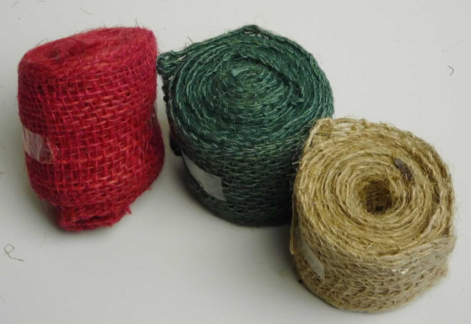 Band, sog. Jute Wickelband, Foto siehe Anlage,
- in unterschiedlich farblichen Ausführungen vorliegend,
- als Meterware, mit einer Länge von ca. 1,6 m und einer Breite von ca. 5,5 cm,
- aus einem Gewebe (kein Samt, Plüsch, Chenille- oder Schlingengewebe) aus lt. Antrag Jute,
- keine Elastomergarne oder Kautschukfäden enthaltend,
- mit echten Webkanten,
- in Leinwandbindung.

"Band, keine Ware der Position 5807, anderes als in den Unterpositionen 5806 10 und 5806 20 genannte, 
 aus Jute"