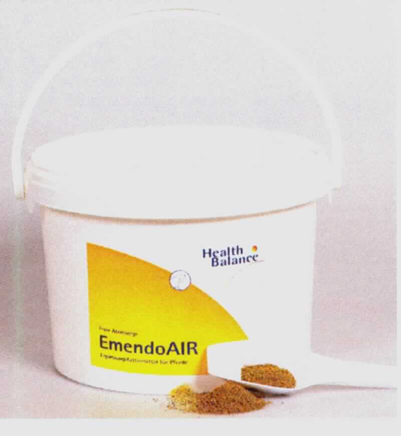 Ergänzungsfuttermittel für Pferde

Antragsangaben: EmendoAir für Pferde in Pulverform. Ergänzungsfuttermittel zur Nährstoffversorgung und Unterstützung der Atemwege. Es wurden vertrauliche Angaben gemacht. Mischung verschiedener Nähr- und Zusatzstoffe. Stärke in der Ware (Polarimetrie, Ewers): mehr als 30 GHT. Milcherzeugnisse nicht enthalten.

Beschaffenheit (lt. Antrag): Pulver in einem 3-kg-Originalkunststoffeimer mit farbigem Etikett nach Kundenvorgabe, einer Aufmachung für den Einzelverkauf als Ergänzungsfuttermittel für Pferde entsprechend.

Zubereitung von der zur Fütterung verwendeten Art, andere, einschließlich Vormischungen, Glucose, Glucosesirup, Maltodextrin oder Maltodextrinsirup der Unterpositionen 1702 30 50, 1702 30 90, 1702 40 90, 1702 90 50 und 2106 90 55 oder Stärke oder Milcherzeugnisse enthaltend, mit einem Gehalt an Stärke von mehr als 30 GHT, keine Milcherzeugnisse enthaltend oder mit einem Gehalt an Milcherzeugnissen von weniger als 10 GHT.