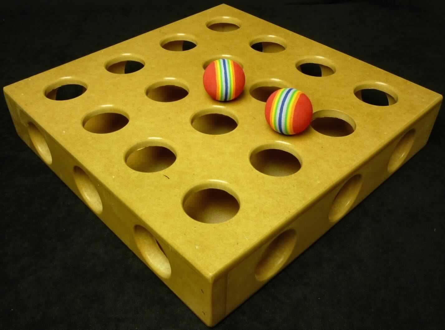 "Katzenspielzeug"
- quaderförmiges, hohles Gehäuse aus Holzfaserplatten, mit runden Ausfräsungen
  (Durchmesser ca. 5 cm) an den Seiten und in der Deckplatte, Abmessungen ca. 34 x 34 x 8 cm,
- zusammen verpackt mit zwei Kunststoffbällen, in handelsüblicher Verpackung zur direkten 
  Abgabe an den Verbraucher
- zur spielerischen Unterhaltung von Katzen.
(Abbildung siehe Anlage)

Der Charakter der Warenzusammenstellung wird hinsichtlich der Bedeutung für die Verwendung und des Umfangs durch das Gehäuse aus Holzfaserplatten bestimmt.

"Andere als in den Positionen 4401 bis 4420 genannte Ware aus Holz, keine Kleiderbügel, nicht aus Bambus, aus Faserplatten  (Warenzusammenstellung aus Gehäuse aus Holzfaserplatten -charakterbestimmend- und Bällen)"