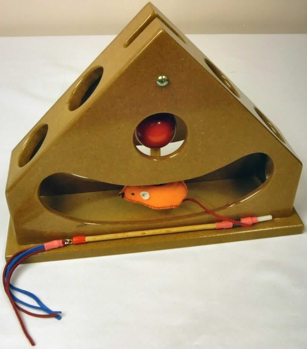 Katzenspielzeug, "Tick Tock Teaser" 
- auf einer flachen Platte stehendes, stilisiertes Haus aus Holzfaserplatten, mit unterschiedlich geformten 
  Ausfräsungen in den Wänden, einem schwingbaren Holzstab mit Metallfeder in der Mitte des Hauses 
  der nach oben herausragt, daran befestigt eine Maus aus Filz, eine Kugel aus Holz am unteren Stabende 
  und Stoffbändchen am oberen Ende, Abmessungen ca. 30 x 10 x 22 cm,
- zur spielerischen Unterhaltung von Katzen.
(Abbildung siehe Anlage)

Der Charakter des Ganzen wird hinsichtlich der Bedeutung für die Verwendung und des Umfangs durch die Holz-
faserplatten bestimmt.

"Andere als in den Positionen 4401 bis 4420 genannte Ware aus Holz, kein Kleiderbügel, nicht aus Bambus, aus Faserplatten, zerlegt (zusammengesetzte Ware aus Holzfaserplatten -charakterbestimmend-, Holz. Kunststoff, unedlem Metall und Spinnstoffen)"