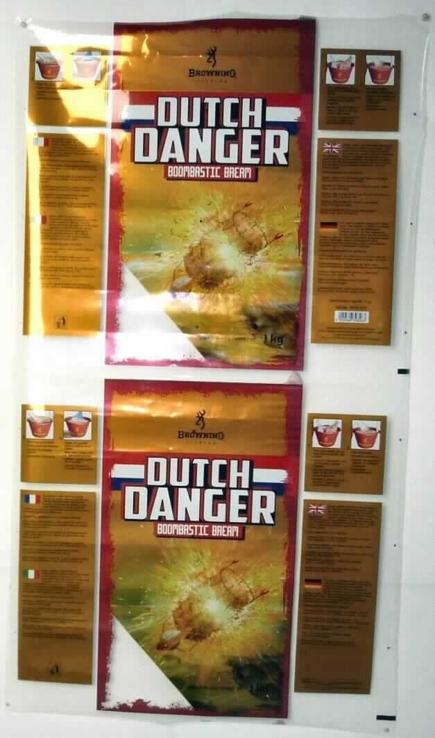 Angaben des Antragstellers:
Folie für Angelgrundfutter - Dutch Danger
Lagenaufbau: PET (12 µm)/PET (12 µm)/LDPE; Gesamtdicke: 0,11 mm

Untersuchungsergebnisse an einem Warenmuster:
Abschnitt einer farblosen, einseitig teilweise bunt bedruckten Kunststofffolie (Breite: ca. 38,5 cm).

Befund:
Es liegt eine mehrlagige Kunststofffolie im Sinne der Position 3920 vor, deren Charakter durch die Lage aus Polyethylen bestimmt wird.