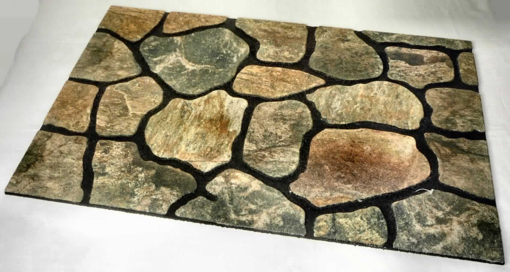 Angaben des Antragstellers: 
Schmutzfangmatte aus Kautschuk

Feststellungen an einem Warenmuster:
Schwarze rechteckige Matte (ca. 58 X 38 cm) aus einem Vollkautschuk. Die Oberfläche besteht aus einem Flor aus kurzen Spinnstofffasern, welches in einem Steinfliesenmuster gestaltet ist. Die Matte dient als Fußabtreter.

Befund:
Platte aus einem Vollkautschuk ohne weiteren Zuschnitt als Fußmatte der Unterposition 4008 2110 aufgemacht.
