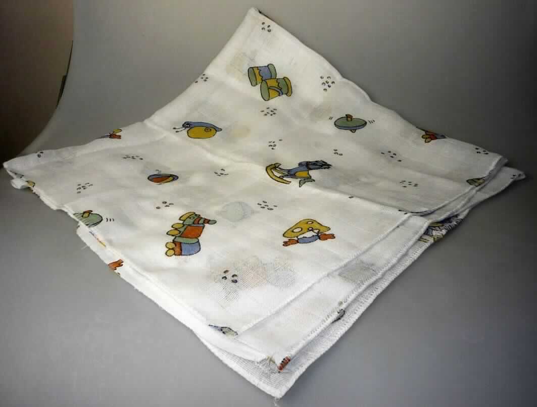 Bei der als "Windel für Kleinkinder" bezeichneten Ware handelt es sich nach dem vorgelegten Warenmuster um ein etwa 80 x 80 cm großes, quadratisches Tuch aus mit farbigen Abbildungen (z. B. Schaukelpferd, Brummkreisel) bedrucktem Gewebe aus Baumwolle mit drei gekettelten Rändern. Die Ware soll mehrfach gefaltet als Windel oder Windeleinlage für Säuglinge und Kleinkinder verwendet werden. Nach ihrem Gebrauch kann sie gewaschen und anschließend wieder verwendet werden. Je drei Tücher sind gemeinsam mit einem bedruckten Papiereinleger in einer Verpackung aus Kunststofffolie enthalten. 

Abbildung siehe Anlage.

Derartige Waren gehören als "Windeln und Windeleinlagen für Säuglinge und Kleinkinder, aus anderen Spinnstoffen als Spinnstoffwatte, aus Gewebe" zum TARIC-Code 9619 00 50 90.