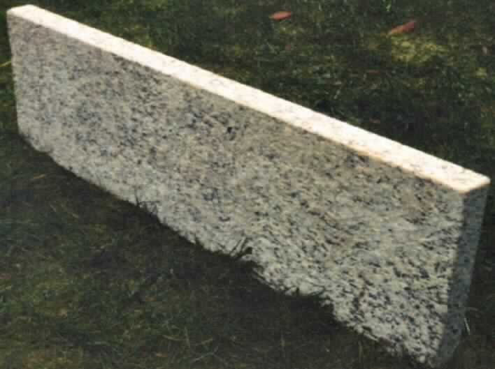 Angaben: Warenbezeichnung: Planken - Material: Granit Grau, Gelb, Anthra Grau oder Wüstenblume - Formate / Gewichte: 120x40x6 cm / 80,64 kg; 120x30x6 cm / 60,48 kg; 80x40x6 cm / 53,76 kg; 80x30x6 cm / 40,32 kg - Bearbeitung: gestockt - Verwendungszweck: für den Außenbereich.

Feststellungen: Die Angaben der Antragstellerin werden als zutreffend unterstellt.  

Befund:  Zolltariflich handelt es sich bei den Planken um bearbeitete Werksteine, der Position 6802 des EZT.

Es handelt sich um die Neuerteilung der vZTA DE 25246/09-2.