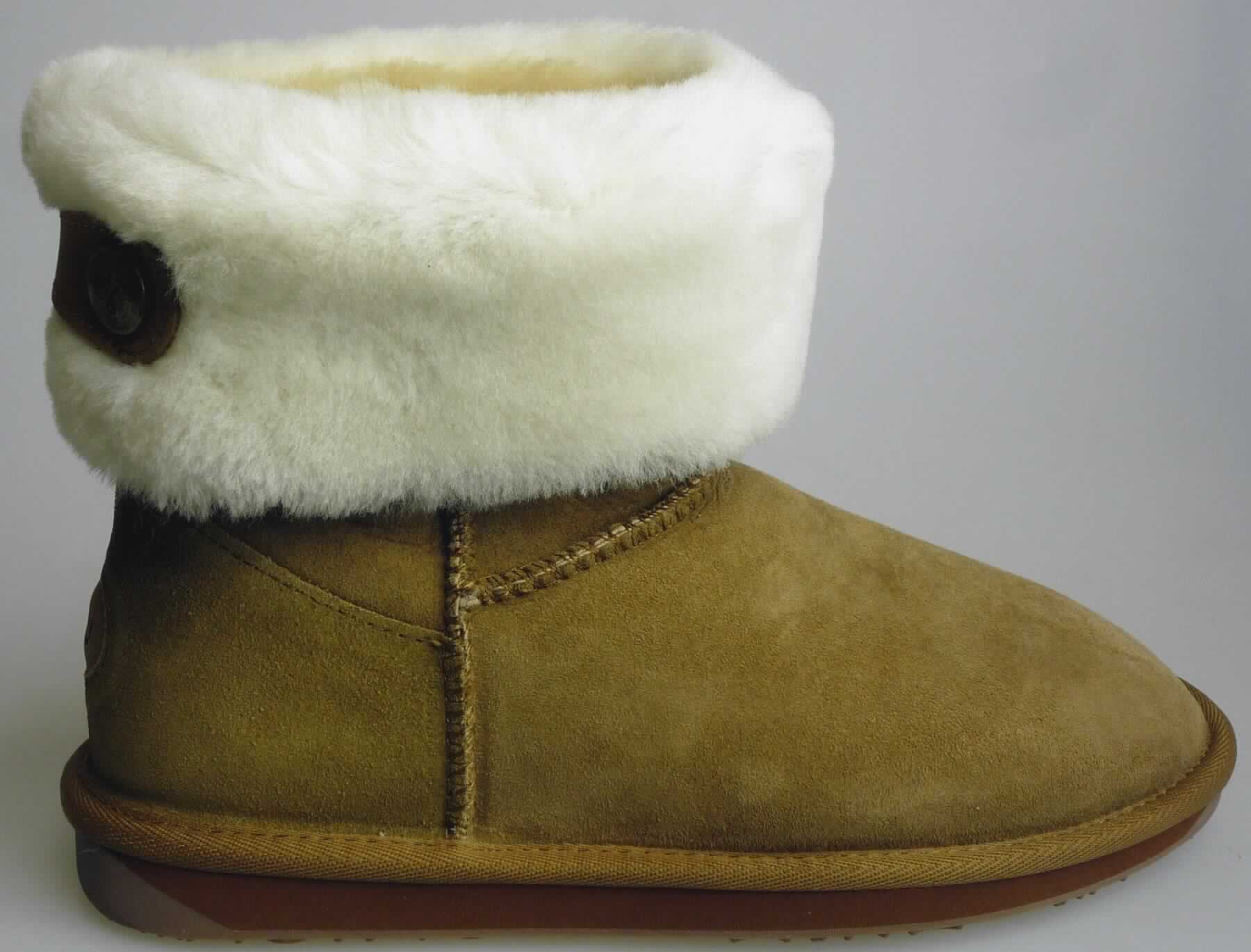 Stiefel (lt. Antrag: "W11149 Callistemon, Woman Shoe", Foto siehe Anlage) 
- mit Laufsohlen aus (lt. Antrag) Kautschuk,
- mit Oberteil aus Pelzfell,
- auf das Oberteil ist eine Hinterkappe aus Leder als Verstärkungsteil aufgesetzt,
- an der Einschlupföffnung mit Zierbesatz

"Schuhe mit Laufsohlen aus Kautschuk und Oberteil aus Pelzfell"