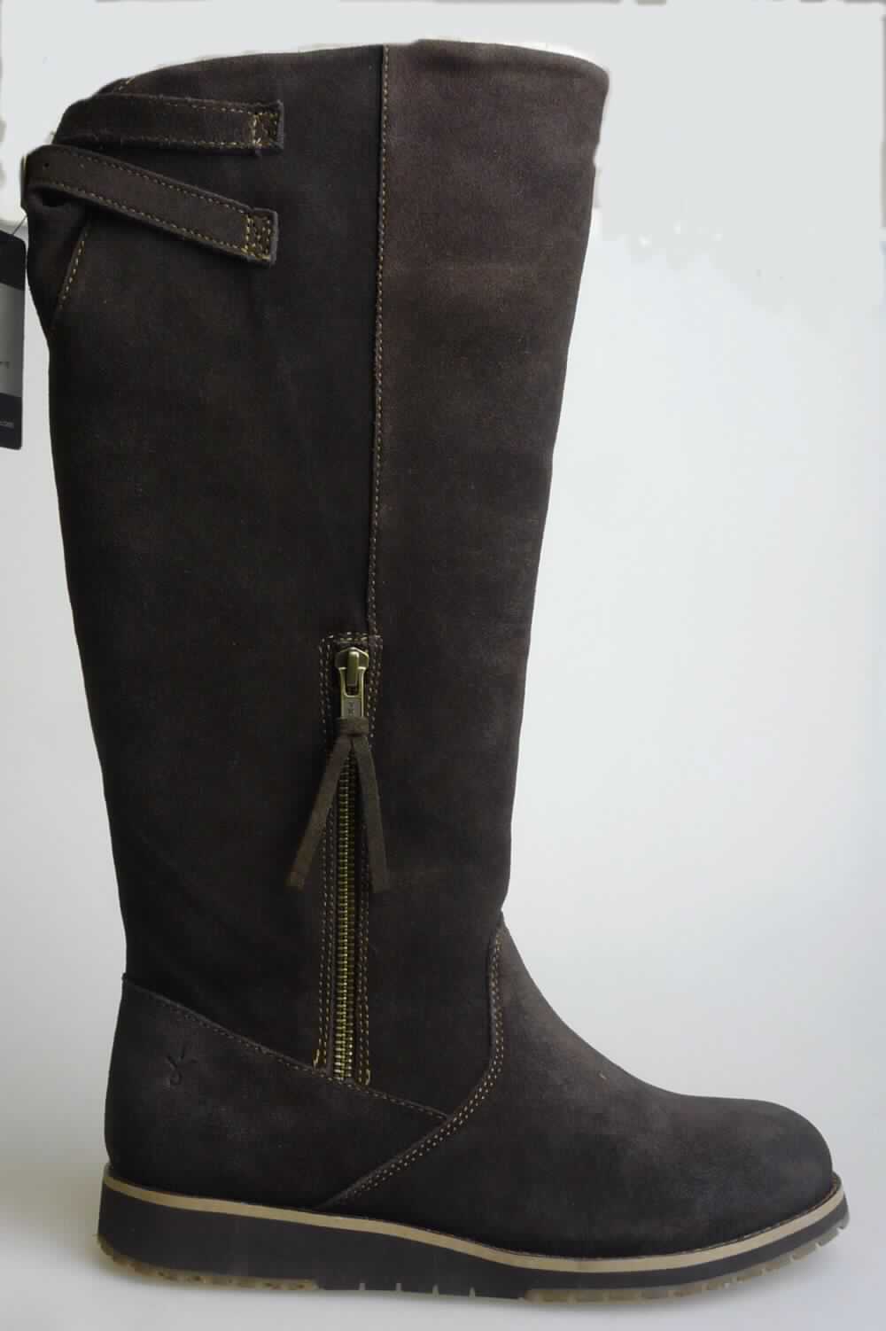Freizeitstiefel (lt. Antrag: "W11165 Paroo, Woman Shoe)", Foto siehe Anlage)
- mit Laufsohlen aus (lt. Antrag) Kautschuk; ohne Hauptsohle aus Holz,
- mit Oberteil (geschlossenes Blatt) aus Leder,
- mit Zierriegeln mit Schnallenverschluss,
- mit dickem, wärmendem Innenfutter,
- seitlich im Knöchelbereich mit einem ca. 15 cm langen Reißverschluss,
- ohne Metallschutz in der Vorderkappe,
- den Knöchel und die Wade bedeckend (die dickste Stelle der Wade bedeckend),
- mit einer Länge der Innensohle von mehr als 24 cm,
- für Frauen (u. a. schlanker Schnitt)

"Schuhe mit Laufsohlen aus Kautschuk und Oberteil aus Leder, andere als in den 
 UPos. 6403 1200 bis 6403 9191 genannt, für Frauen"