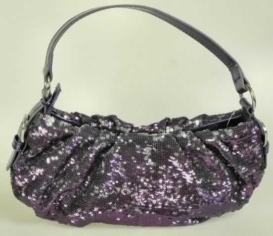 Handtasche, siehe Foto, 
- Handtaschenkörper aus Spinnstoff (Stickerei der Position 5810), 
- mit einer Außenseite aus Pailletten aus Kunststoff, die auf die äußere Gewebe-
    lage aufgenäht sind und den Spinnstoff vollständig bedecken,
- - die Kunststoffpailletten bilden den mit bloßem Auge wahrnehmbaren Stoff an der Außen-
    seite der Handtasche,
- mit einem Tragegriff aus Kunststofffolie, seitlich mit zwei Zierschnallen aus unedlem Metall,
- oben mit einem Reißverschluss zu schließen,
- mit den Abmessungen von ca. 28 (B) x 13 (H) x 6 (T) cm, 
- innen mit einem Hauptfach, 
- - seitlich mit einem Einsteckfach mit Reißverschluss und zwei weiteren Einsteckfächern 
  ohne Verschluss ,
- gefüttert.

"Handtasche mit einer Außenseite aus anderen Stoffen als Kunststofffolie oder Spinnstoff
 (Kunststoffpailletten)."