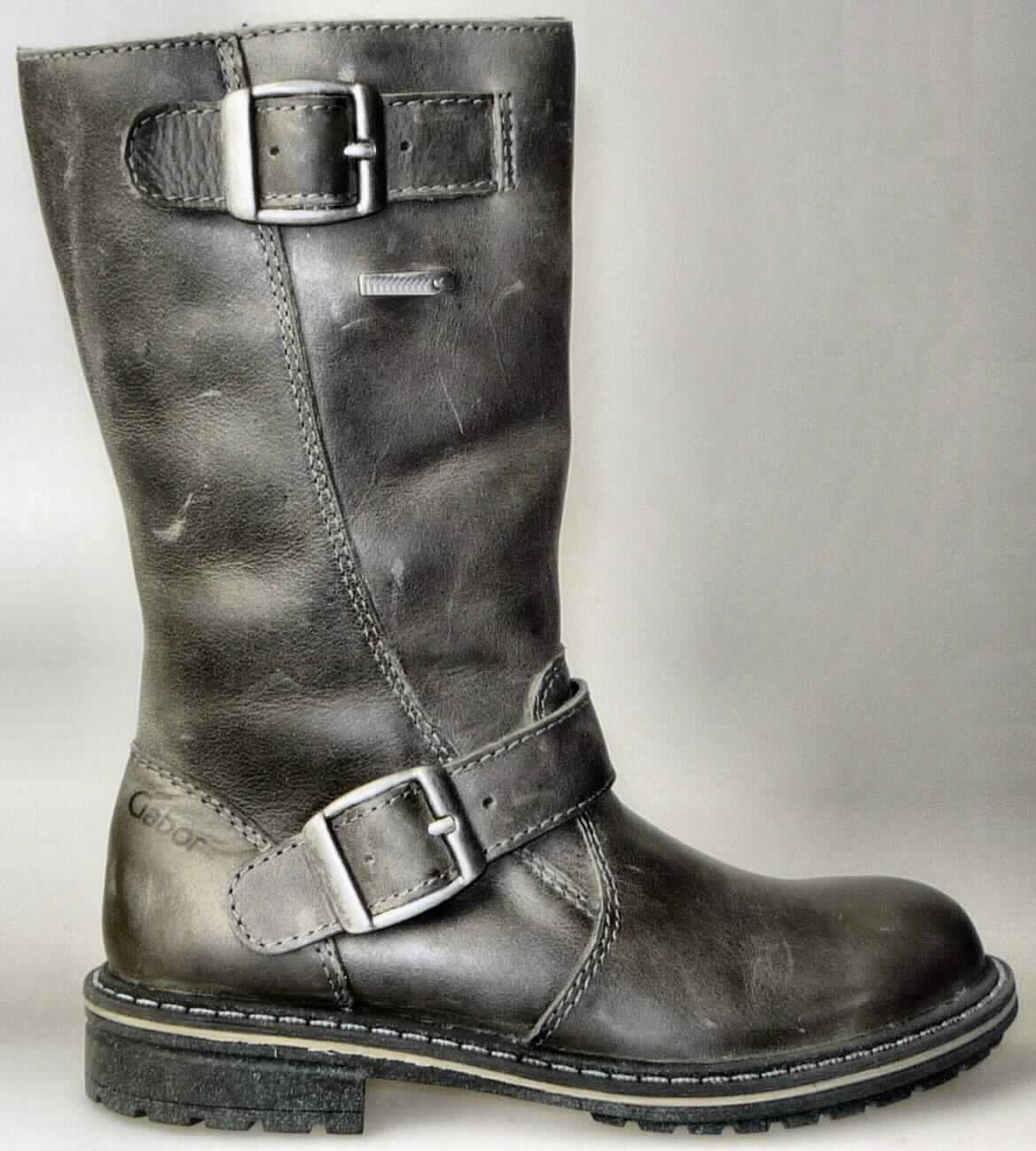 Freizeitstiefel (lt. Antrag: "'Damenschuh,  Art.-Nr.: 97 260 72", Foto siehe Anlage)
- mit Laufsohlen aus (lt. Antrag) Kautschuk; ohne Hauptsohle aus Holz,
- mit Oberteil (geschlossenes Blatt) aus Leder,
- mit Zierriegeln (Lederriemen mit Schnallenverschluss),
- mit dickem, wärmendem Innenfutter aus Spinnstoff,
- seitlich mit Reißverschluss,
- ohne Metallschutz in der Vorderkappe,
- den Knöchel und die Wade bedeckend (über die dickste Stelle der Wade hinausreichend),
- mit einer Länge der Innensohle von 24 cm oder mehr,
- für Frauen (u. a. Schnitt, Schaftgestaltung)

"Schuhe mit Laufsohlen aus Kautschuk und Oberteil aus Leder, andere als in den UPos.
 6403 1200 bis 6403 9191 genannt, für Frauen"