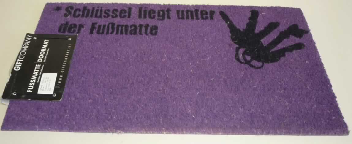 Konfektionierter Fußbodenbelag, sog. Kokos-Fußmatte, Artikel 40300, Foto siehe Anlage,
- laut Antrag:
-- rechteckig; in den Abmessungen: 70 cm x 40 cm; mit einer Dicke von etwa 1,7 cm,
-- durch Beflocken hergestellt,
--- aus Faserbüscheln aus laut Antrag Kokosfasern (pflanzlicher Spinnstoff der Position 5305), die unmittelbar
    senkrecht in einer Lage aus laut Antrag PVC (Kunststoff; Teppichgrund) eingesetzt sind,
- nicht gewebt oder getuftet,
- nicht handgearbeitet,
- mit einem Schriftzug "Schlüssel liegt unter der Fußmatte" und einer Darstellung eines Schlüsselbundes bedruckt,
- an einer Seite mit einem Pappetikett (Produktinformation) und einem Tragegriff aus Kunststoff ausgestattet
  (konfektioniert),
- bei der Verwendung der Ware als Fußmatte bilden die Kokosfasern die Schauseite,
- die Ware weist aufgrund ihrer Dicke, Steifheit und Widerstandsfähigkeit die charakteristischen Merkmale eines
  Fußbodenbelags auf.

"Fußbodenbelag, konfektioniert, anderer als in den Positionen 5701 bis 5704 genannte, aus Spinnstoffen,
 aus Kokosfasern, nicht handgearbeitet"