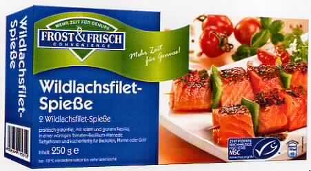 Nach den Angaben der Antragstellerin handelt es sich um so genannte Wildlachsfilet-Spieße, bestehend aus folgenden gefrorenen Zutaten, die auf einem Holzspieß aufgesteckt und mit einer Gewürzmarinande bestrichen sind:
- Fischfiletstücke von Lachsen der Oncorhynchus Arten und
- grüne und rote Paprikastücke.
Der Anteil des Lachsfleisches beträgt nach den Antragsangaben etwa 80%.
Jeweils zwei Spieße sind in einer Vakuumverpackung abgepackt und in einer Faltschachtel (Inhalt 250 g) für den Einzelverkauf aufgemacht.

Zolltarifrechtlich handelt es sich um gefrorene, zubereitete, Fische, in Stücken, jedoch nicht fein zerkleinert, vom Pazifischen Lachs, nicht zur Verarbeitung bestimmt.