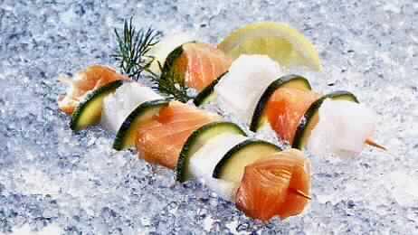 Nach den Angaben der Antragstellerin handelt es sich um so genannte Lachs-Kabeljau-Zucchini-Spieße, bestehend aus folgenden gefrorenen Zutaten, die auf einem Holzspieß aufgesteckt sind:
- Fischfiletstücke von Lachsen der Art Oncorhynchus gorbuscha,
- Fischfiletstücke vom Kabeljau (Gadus macrocephalus), und
- Zucchinistücke.
Der Fischfleischanteil beträgt nach den Antragsangaben etwa 57 %. Innerhalb der Position 1604 überwiegt das Lachsfiletfleisch gegenüber dem Kabeljau.
Die Spieße sind in einer vakuumierten Verpackung (420 g) abgepackt.
Zolltarifrechtlich handelt es sich um gefrorene, zubereitete, Fische, in Stücken, jedoch nicht fein zerkleinert, vom Pazifischen Lachs, nicht zur Verarbeitung bestimmt.